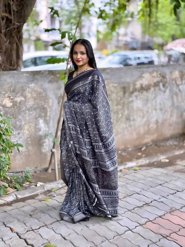 VRAGI Silk Blend Embellished Regular Saree With Unstitched Blouse Piece ( Black ) VRAGI Silk Blend Embellished Regular Saree With Unstitched Blouse Piece ( Black )
