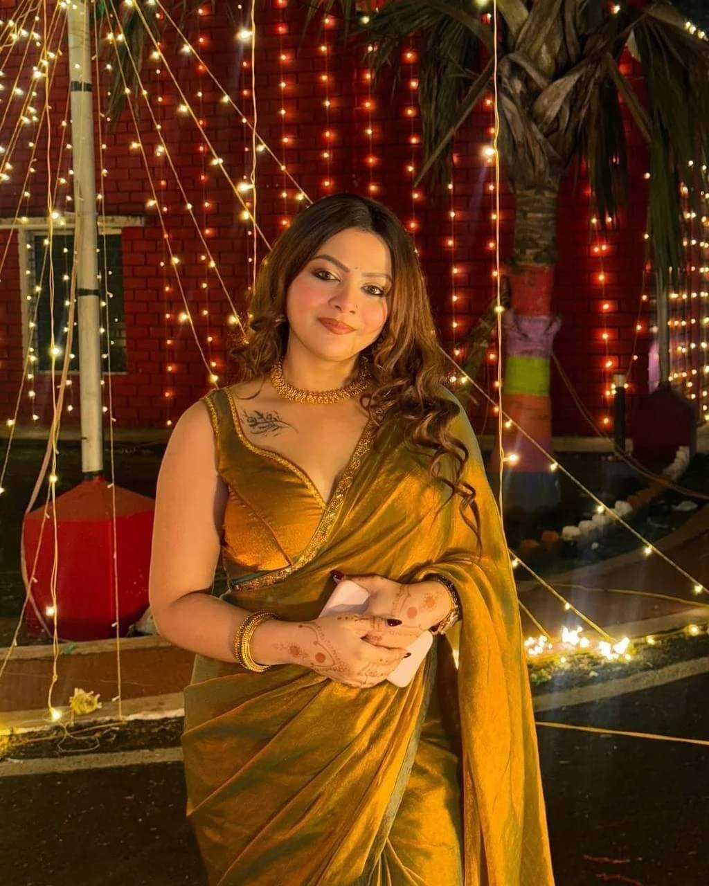     			VRAGI Silk Blend Solid Regular Saree With Unstitched Blouse Piece ( Gold )