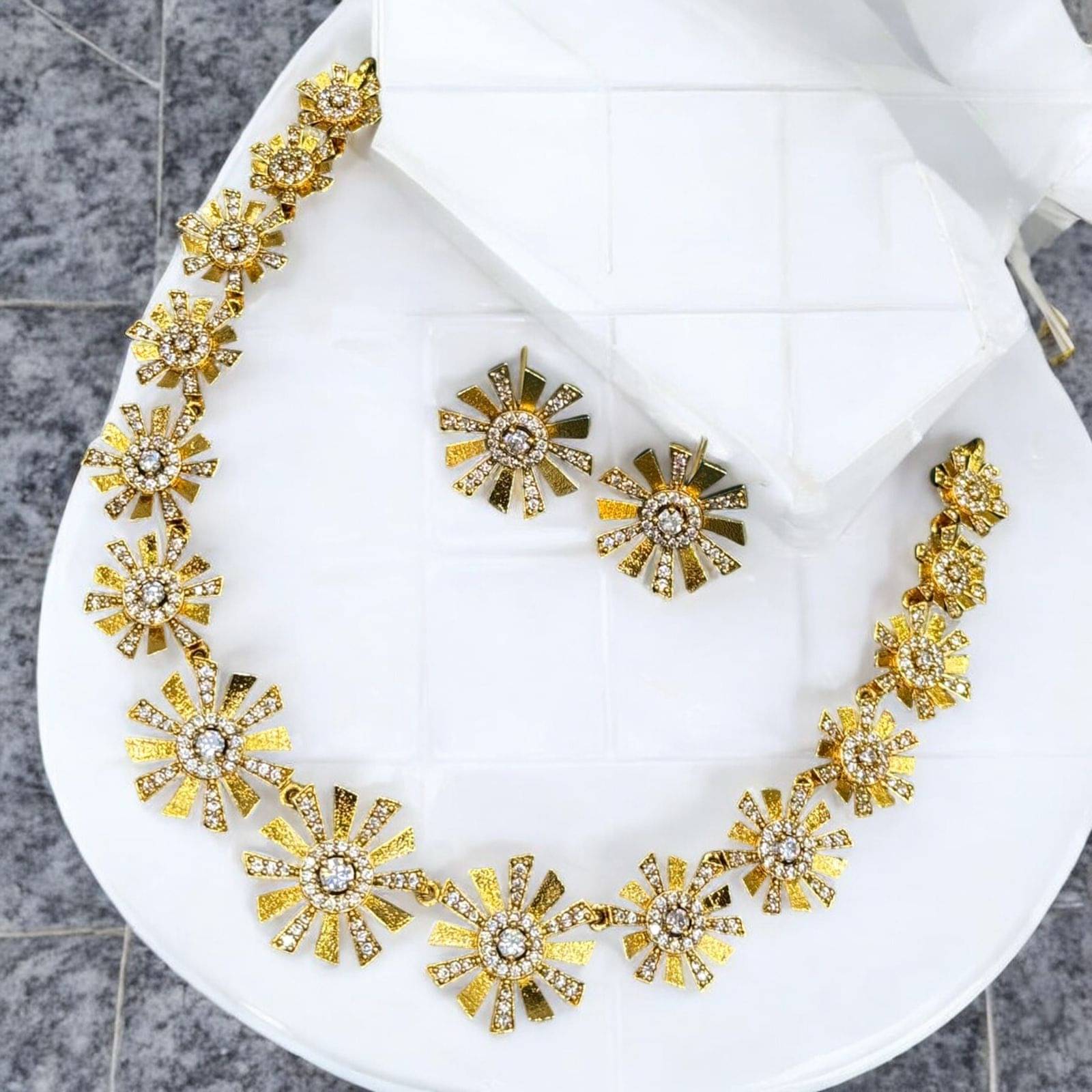     			charming luxe jewels Golden Brass Necklace Set ( Pack of 1 )