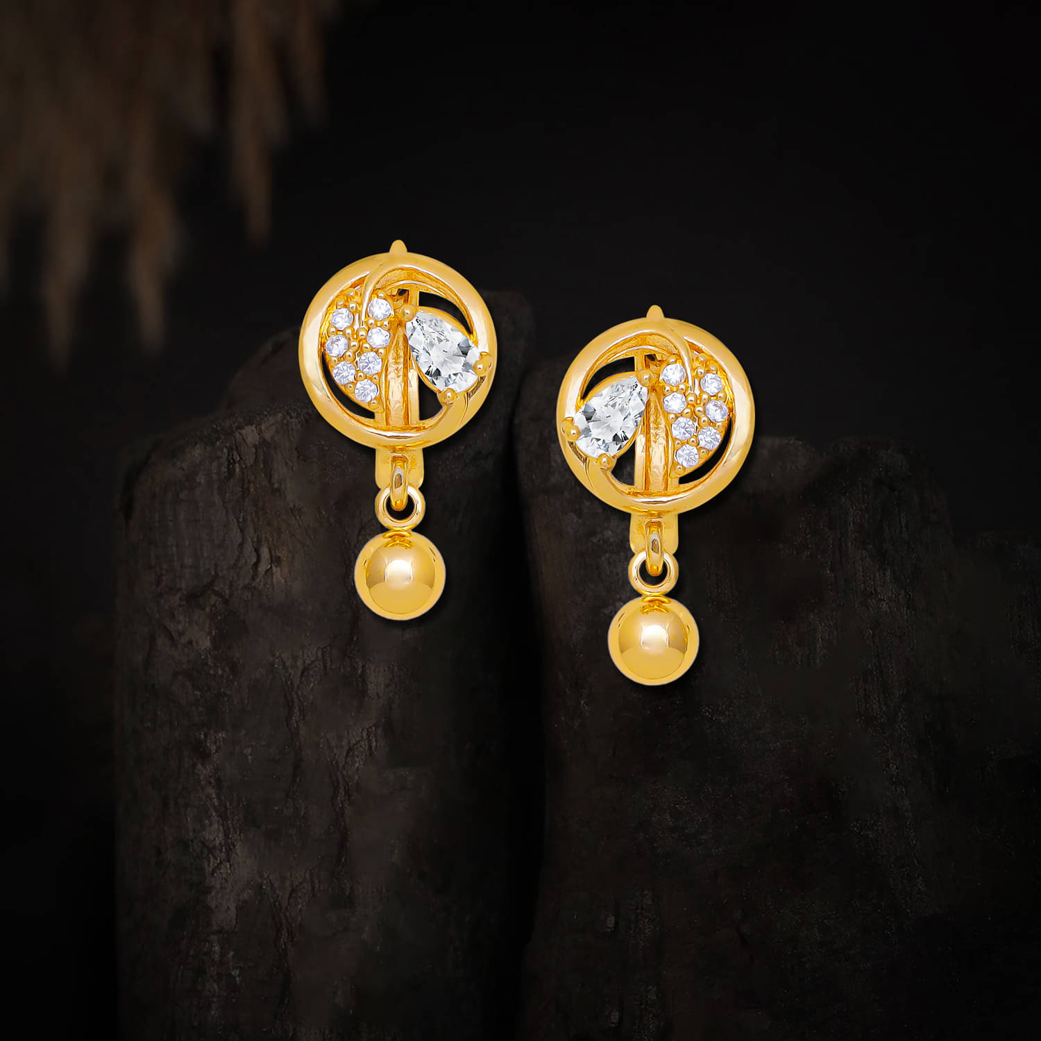     			Drashti Collection Golden Stud Earrings ( Pack of 1 )
