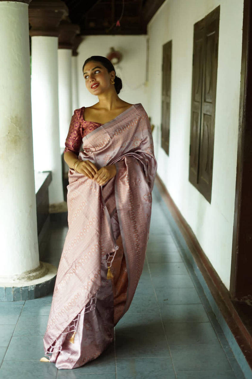 Rameshwaram creative Silk Woven Banarasi saree With Unstitched Blouse Piece ( Cream ) Rameshwaram creative Silk Woven Banarasi saree With Unstitched Blouse Piece ( Cream )