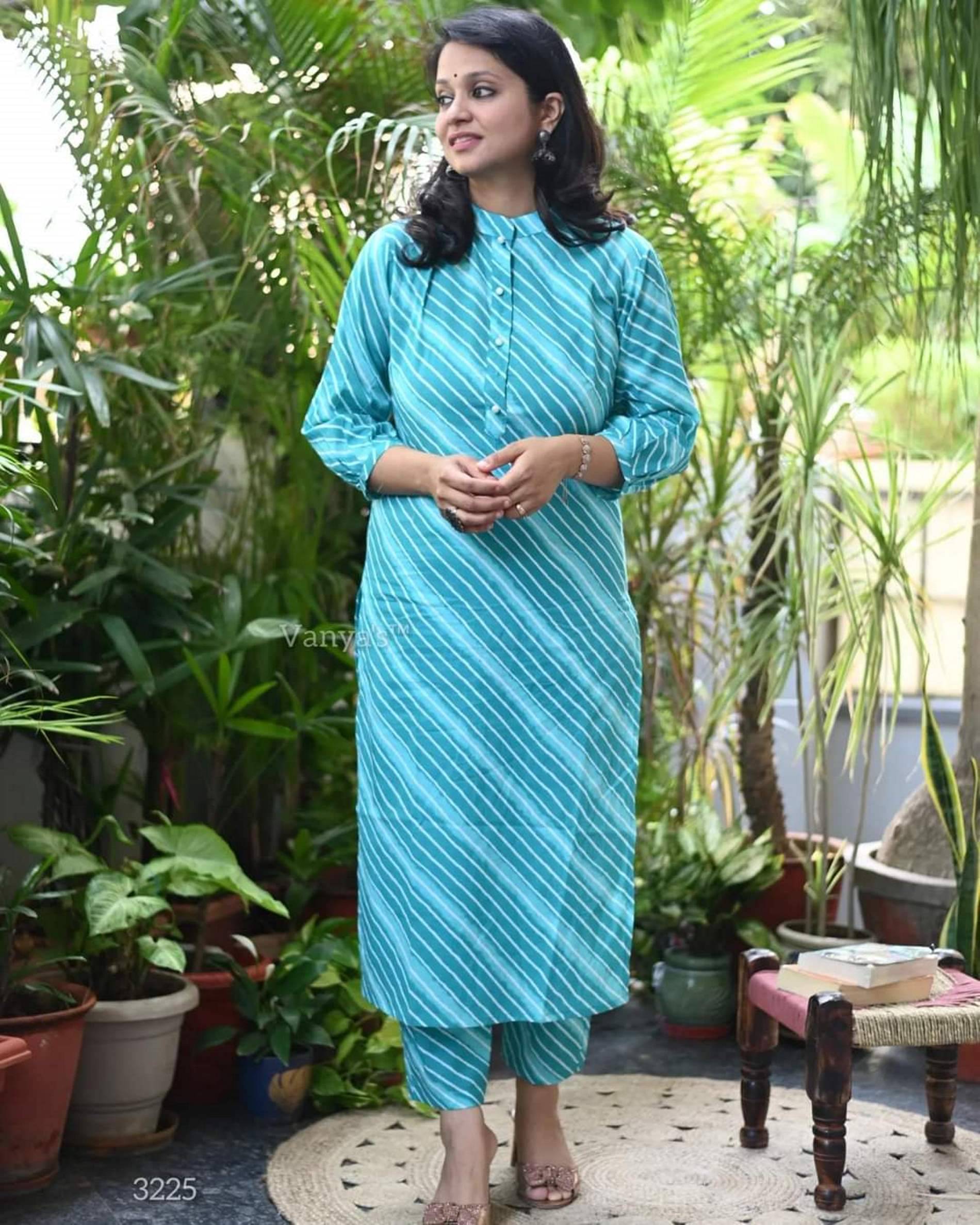 SRF JAIPR Women Rayon Printed Straight Kurti ( Turquoise ) SRF JAIPR Women Rayon Printed Straight Kurti ( Turquoise )