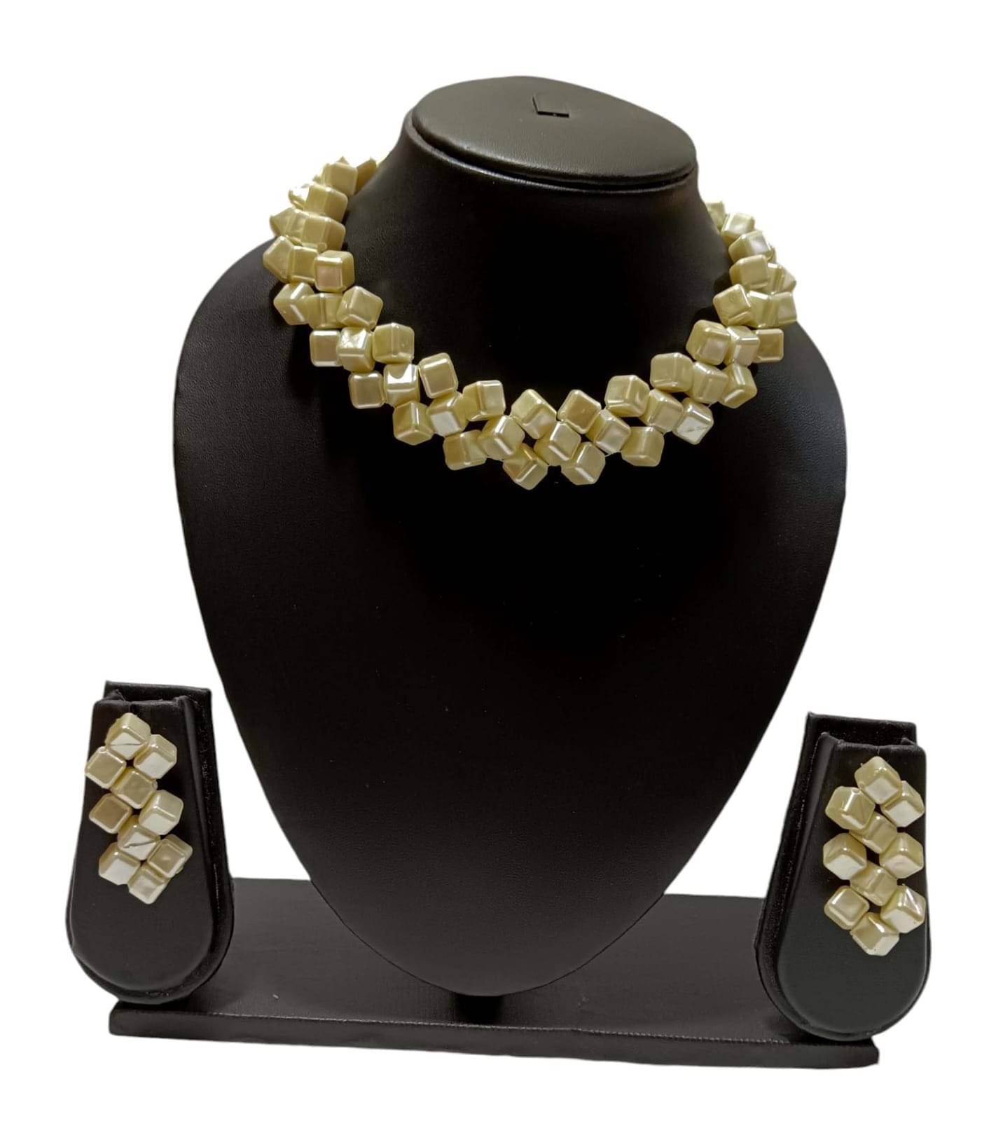     			Uttarai Off White Alloy Necklace Set ( Pack of 1 )