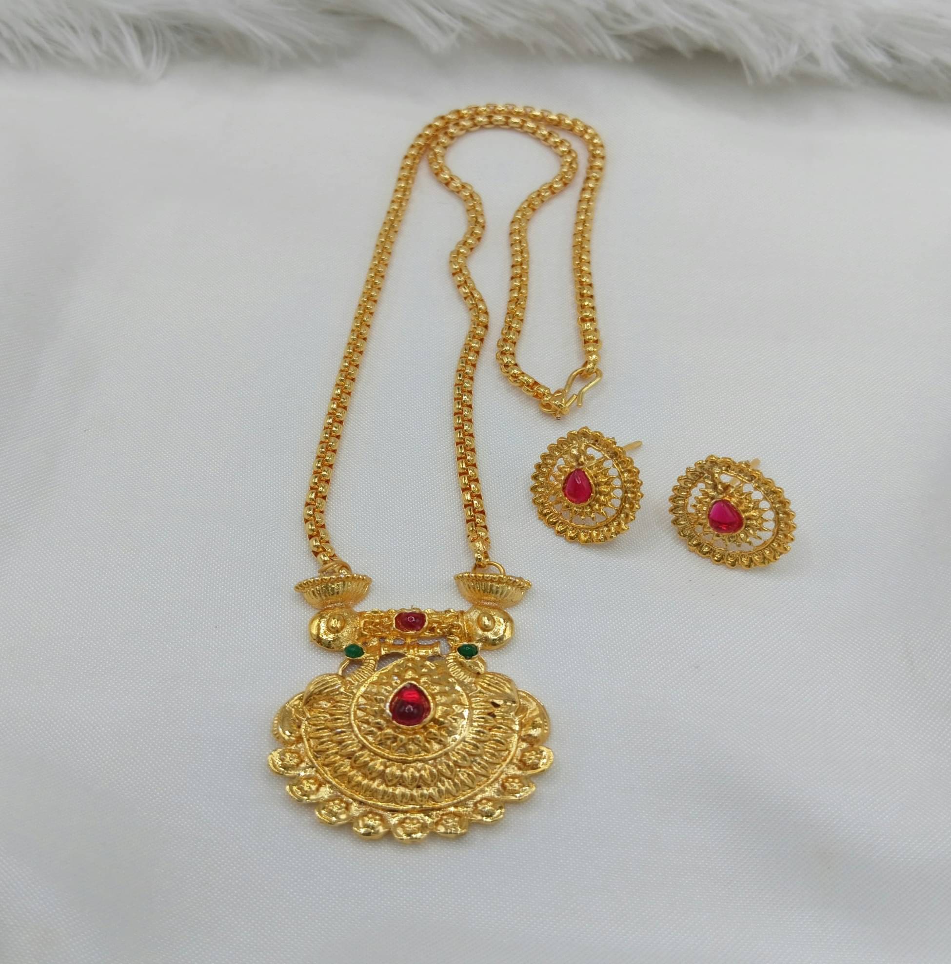     			Yuzi Jewells Gold Alloy Necklace Set ( Pack of 1 )
