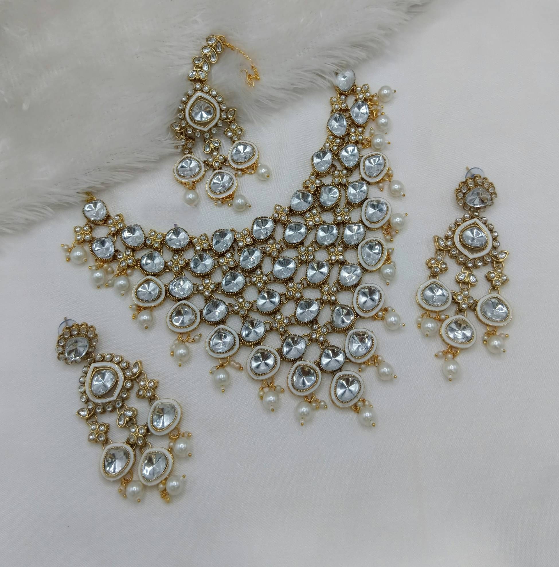     			Yuzi Jewells White Alloy Necklace Set ( Pack of 1 )