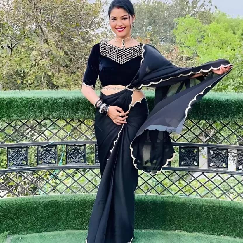     			YUGAVEERAA Georgette Self Design Regular Saree With Unstitched Blouse Piece ( Black )