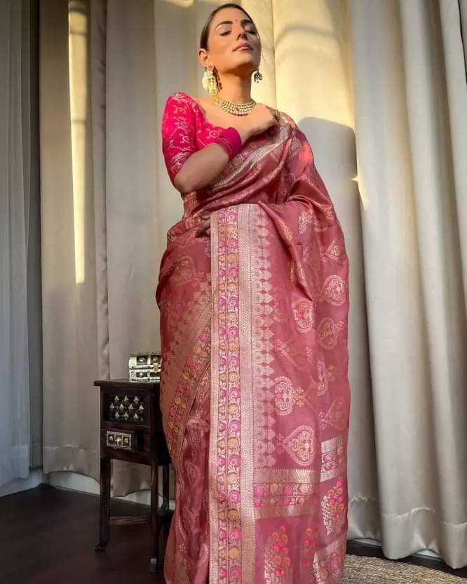     			YUGAVEERAA Jacquard Woven Regular Saree With Unstitched Blouse Piece ( Peach )