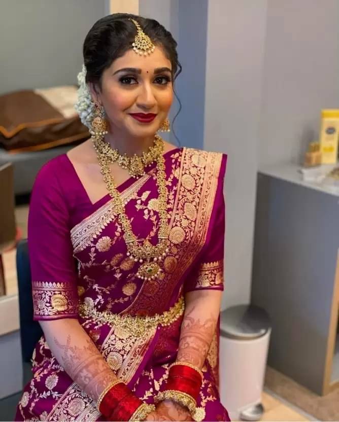 YUGAVEERAA Silk Woven Regular Saree With Unstitched Blouse Piece ( Wine ) YUGAVEERAA Silk Woven Regular Saree With Unstitched Blouse Piece ( Wine )