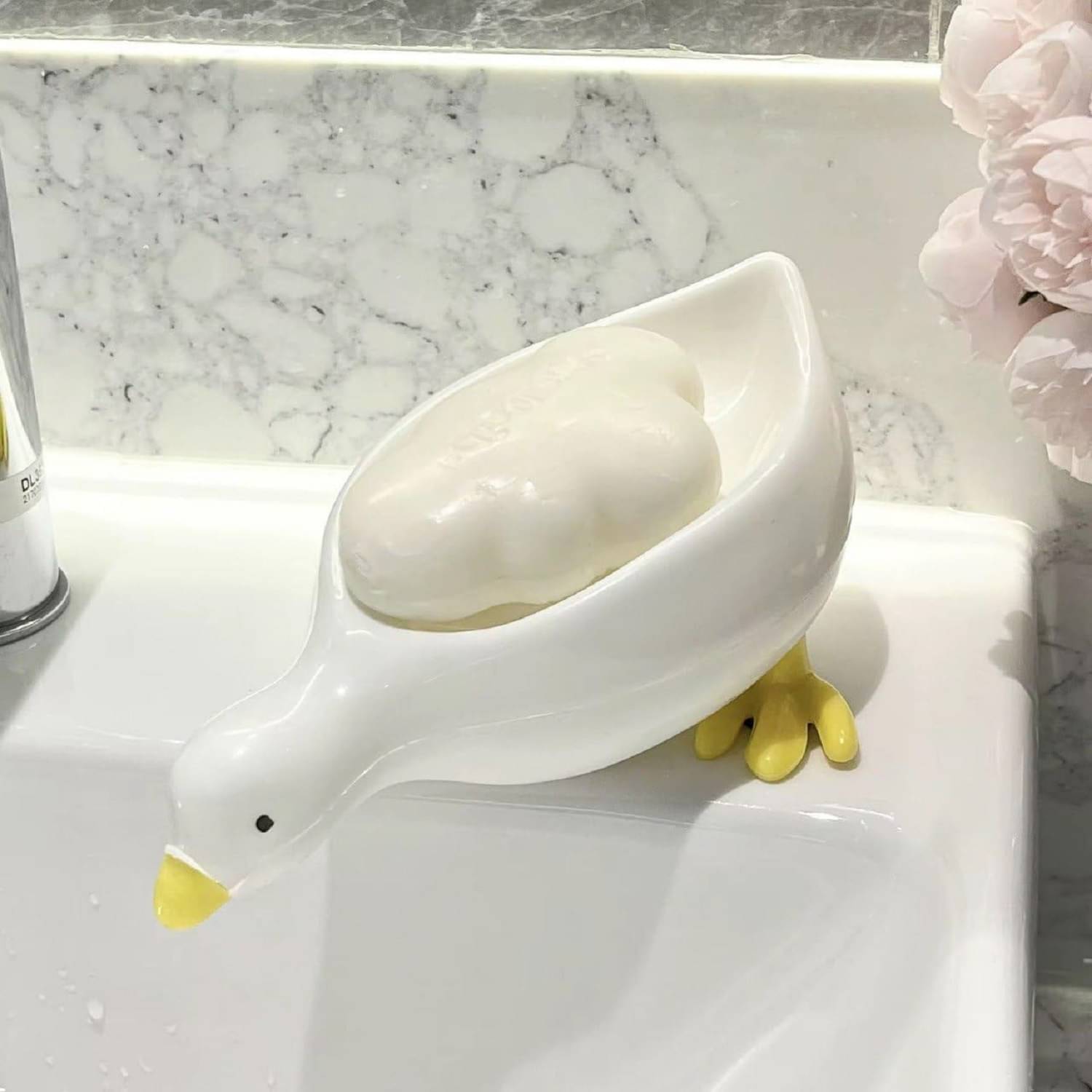     			Duck-Shape Self Draining Soap Dish Holder, Easy Clean Soap Dish for Shower with Suction Cup Creative soap Box, for Bathroom, Kitchen, Bathtub, Wash basins (White,Plastic, Pack of 1)