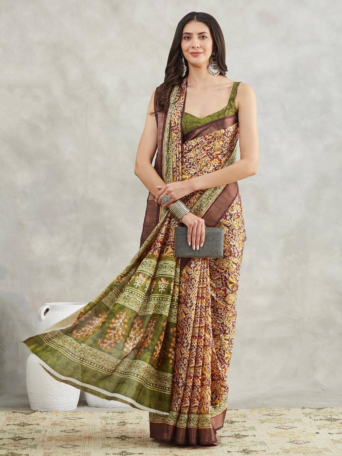 Janasya Silk Blend Printed Regular Saree With Unstitched Blouse Piece ( Burgundy ) Janasya Silk Blend Printed Regular Saree With Unstitched Blouse Piece ( Burgundy )