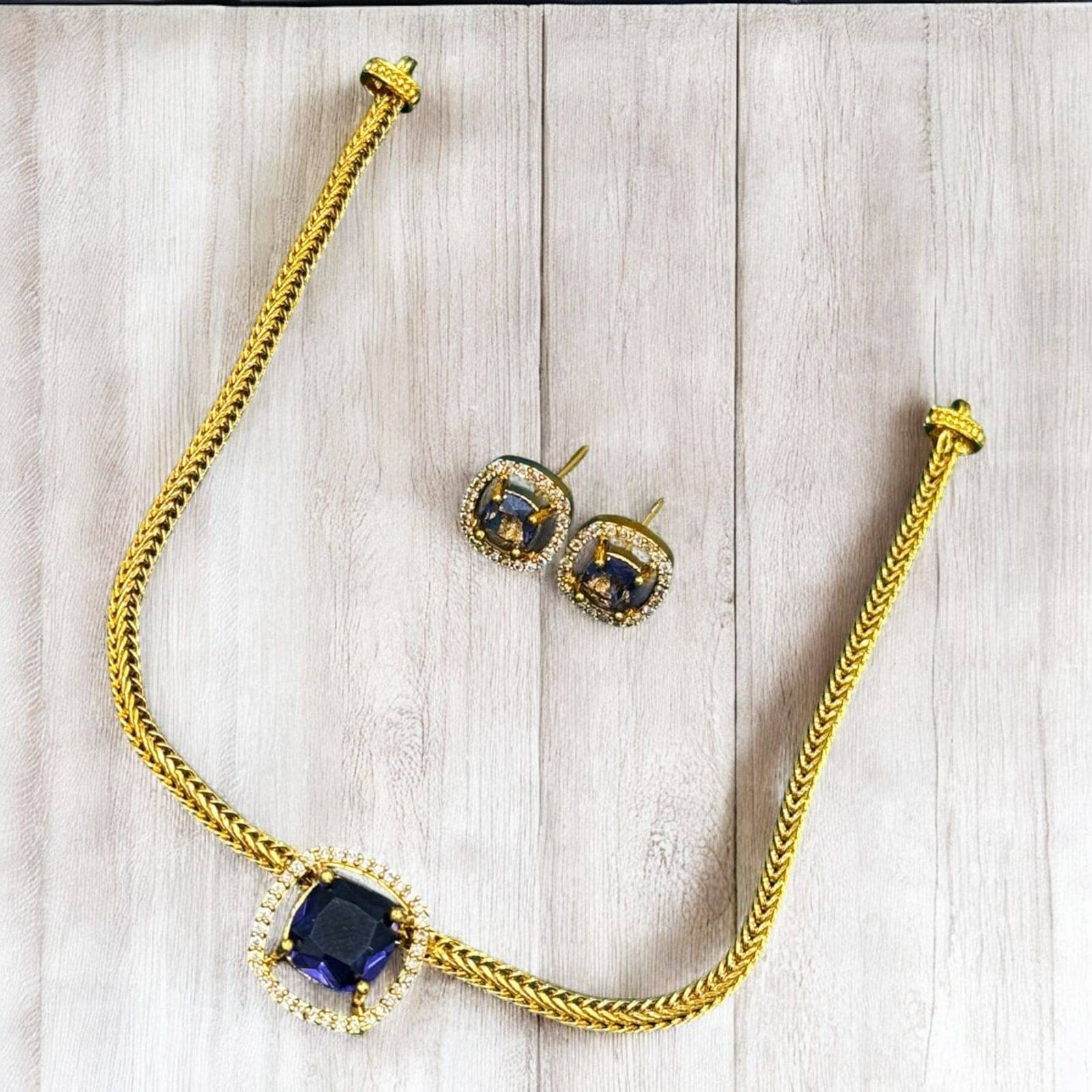     			KC JEWELS Golden Brass Necklace Set ( Pack of 1 )