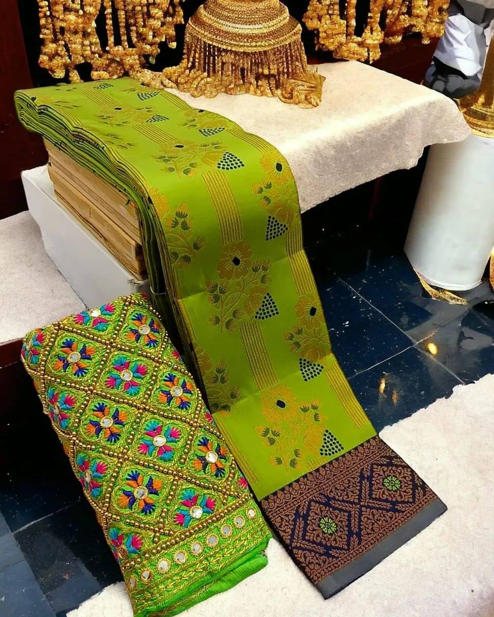 THE PRIVATE LABLE Cotton Embroidered Banarasi saree With Unstitched Blouse Piece ( Lime Green )     			THE PRIVATE LABLE Cotton Embroidered Banarasi saree With Unstitched Blouse Piece ( Lime Green )