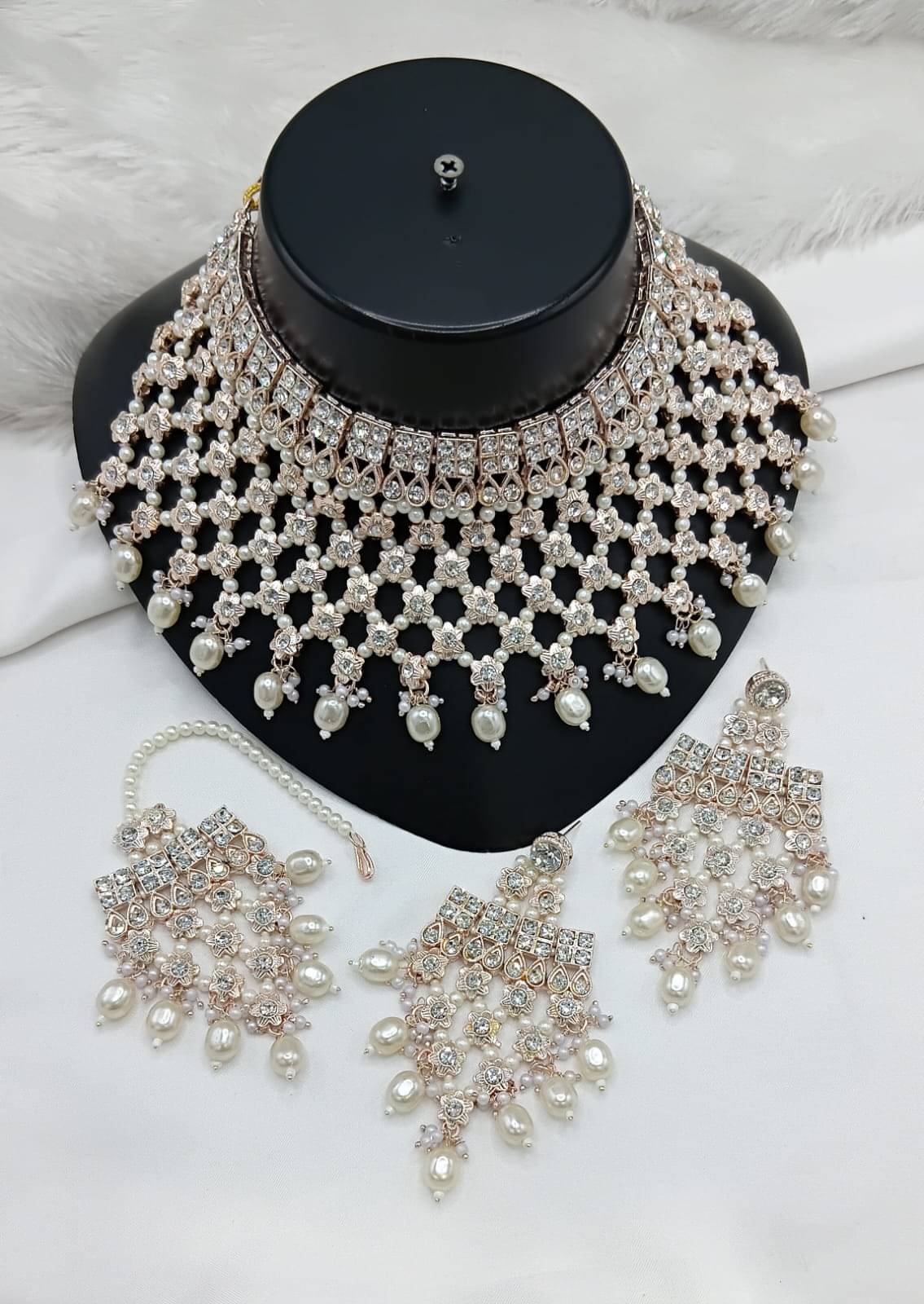     			Padmawati White Alloy Necklace Set ( Pack of 1 )