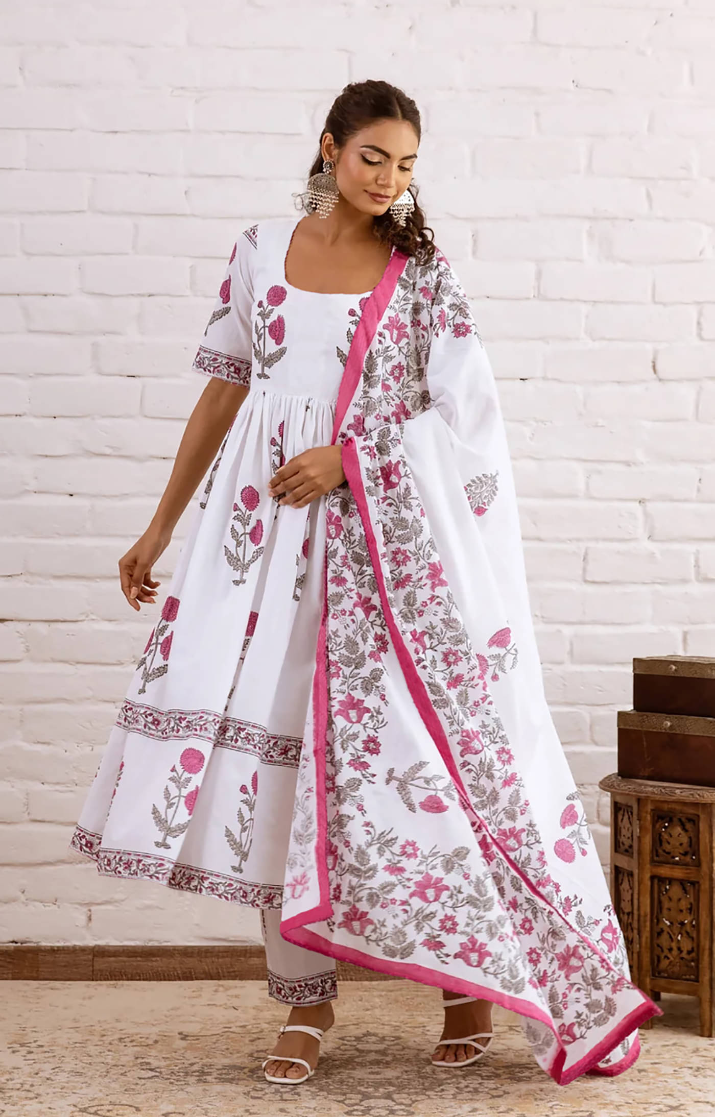     			kedar fab Women Rayon Printed Anarkali Kurti With Pants ( White )