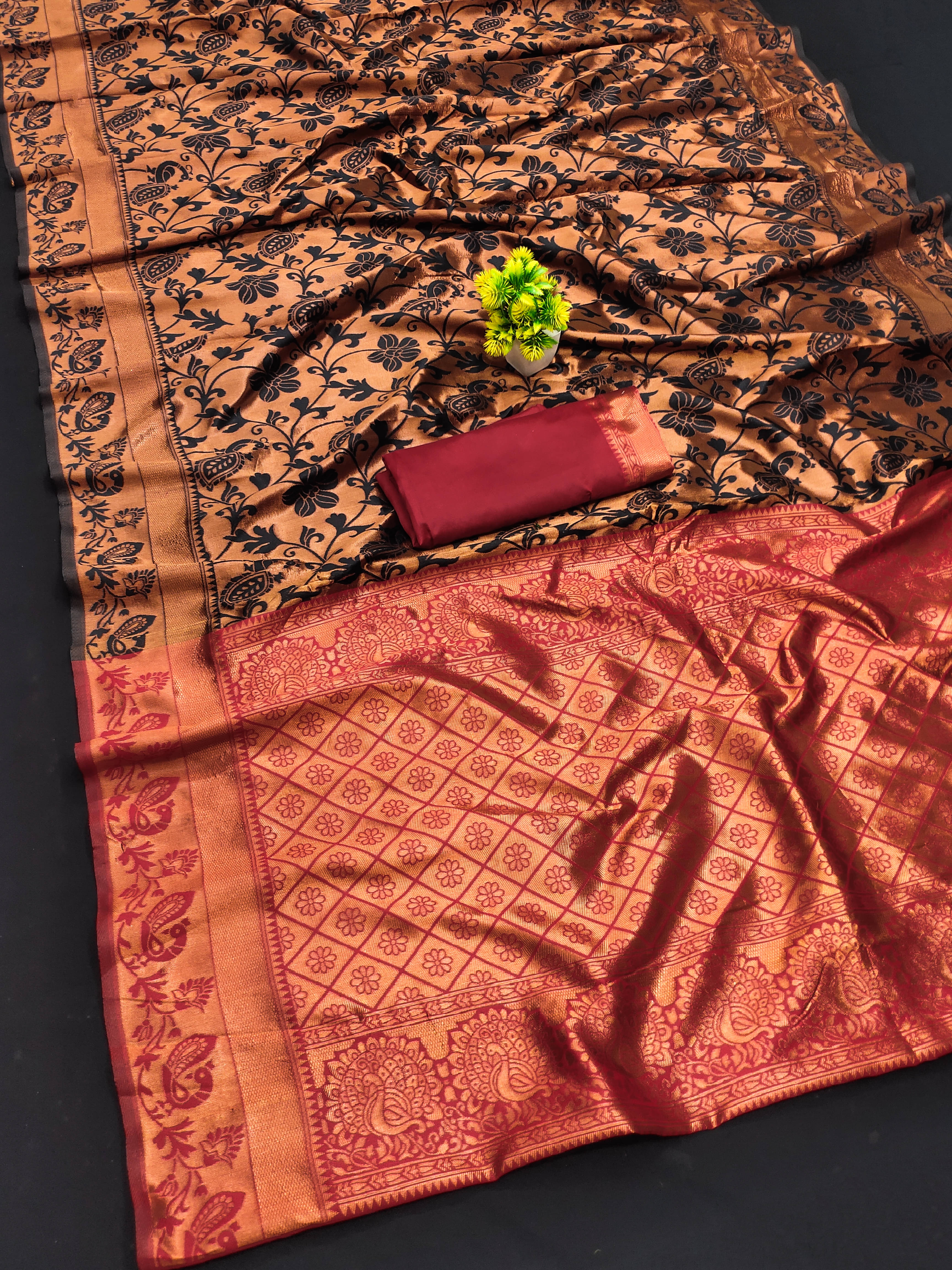     			Kanooda Prints Silk Blend Embellished Banarasi saree With Unstitched Blouse Piece ( Red )
