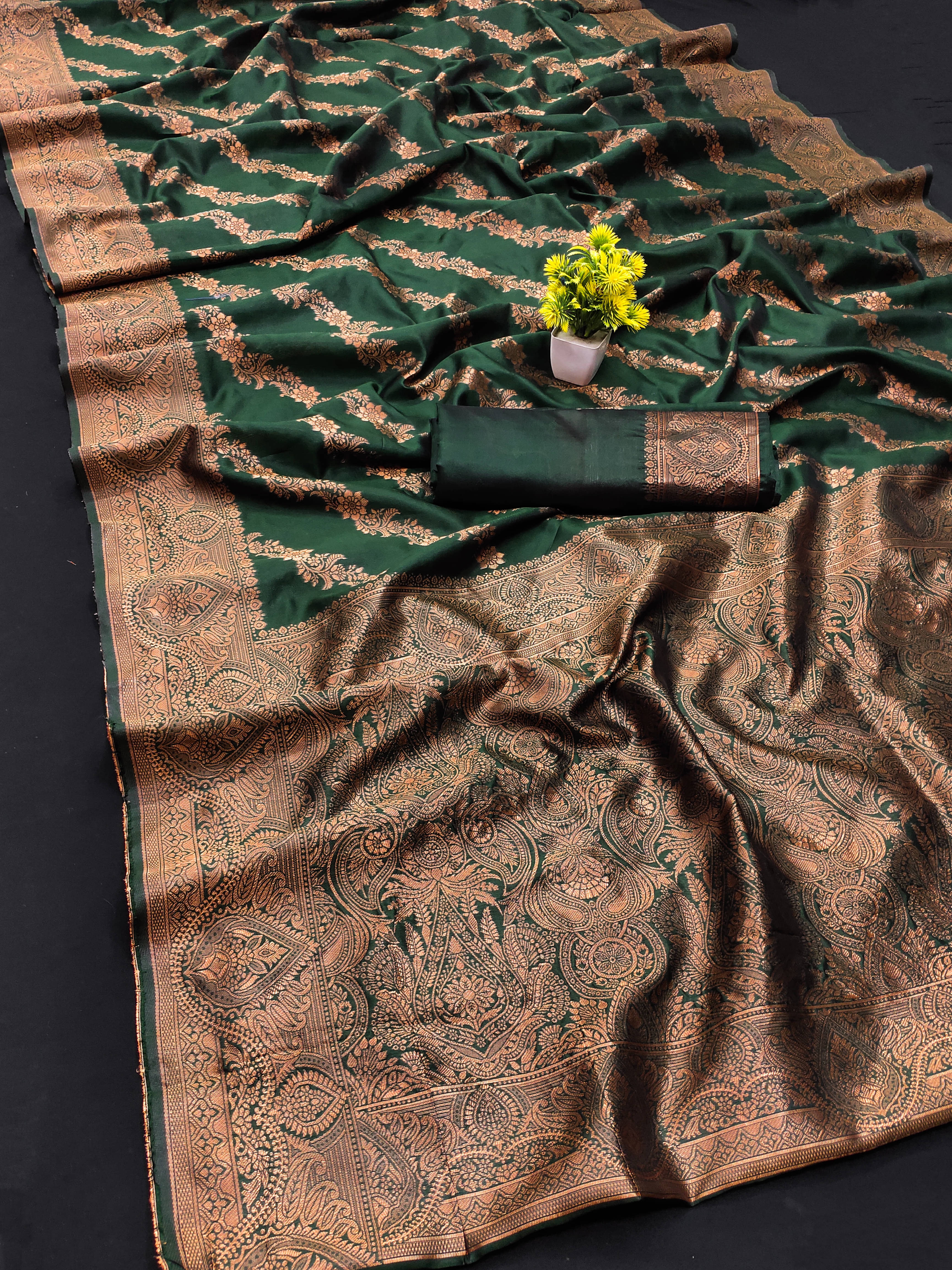     			Kanooda Prints Silk Blend Embellished Banarasi saree With Unstitched Blouse Piece ( Green )