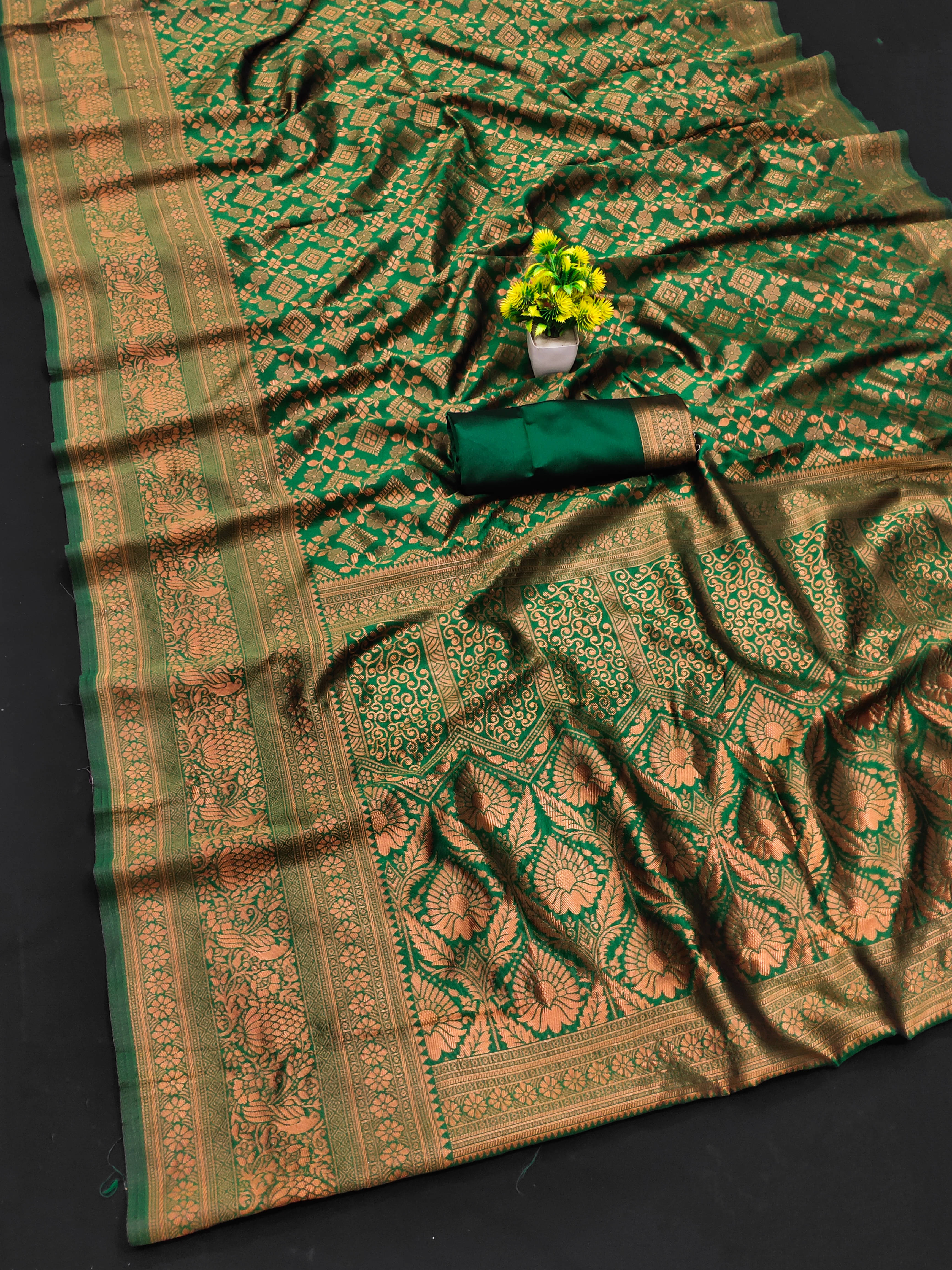 Maayro Silk Blend Woven Banarasi saree With Unstitched Blouse Piece ( Light Green )     			Maayro Silk Blend Woven Banarasi saree With Unstitched Blouse Piece ( Light Green )