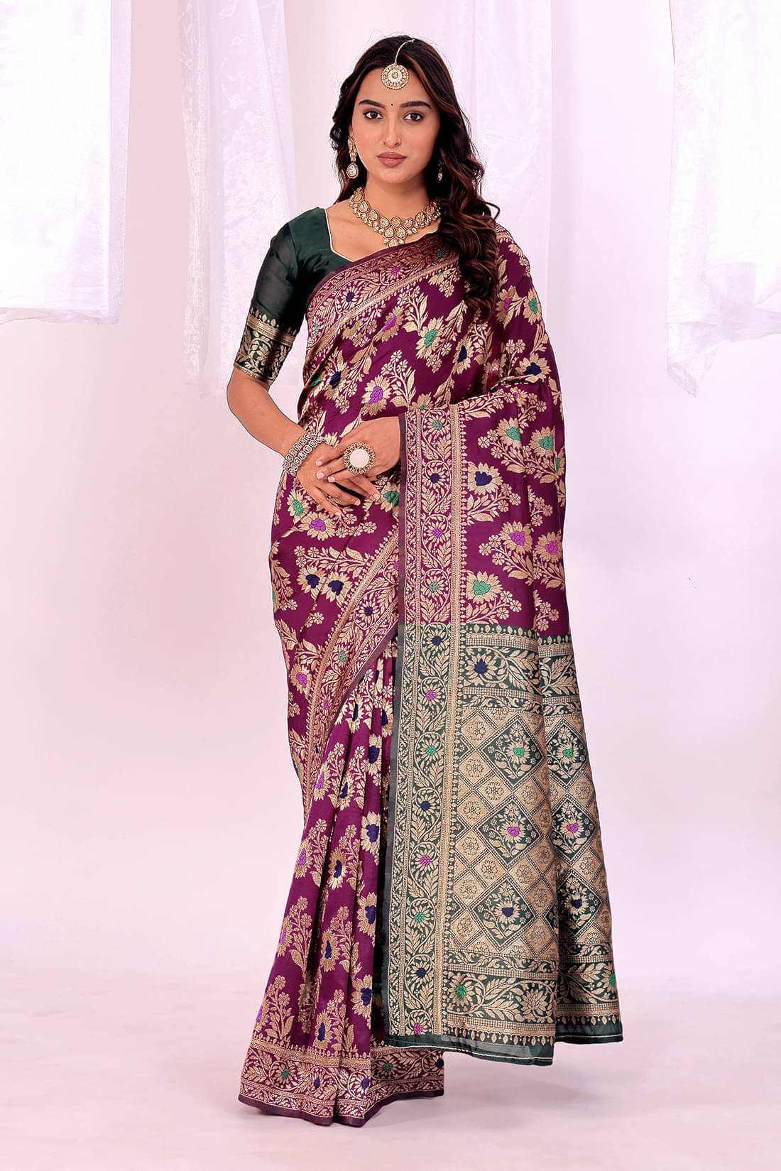     			YUGAVEERAA Art Silk Solid Regular Saree With Unstitched Blouse Piece ( Wine )