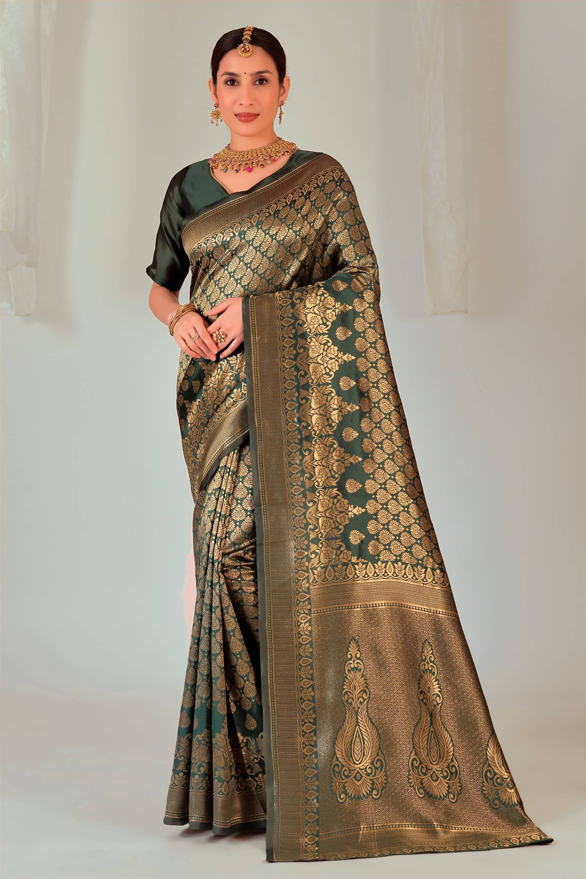 YUGAVEERAA Art Silk Woven Regular Saree With Unstitched Blouse Piece ( Green ) YUGAVEERAA Art Silk Woven Regular Saree With Unstitched Blouse Piece ( Green )