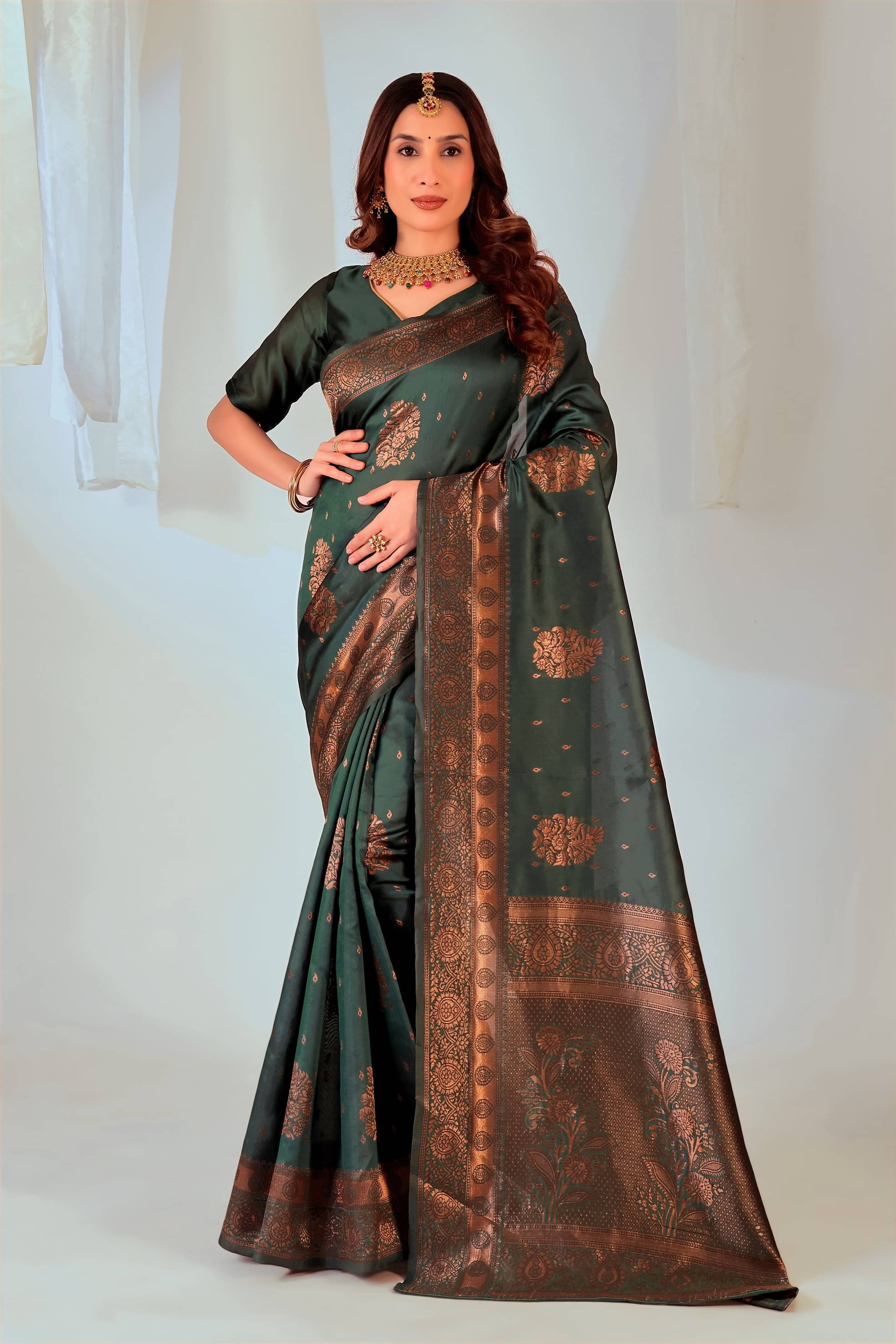     			YUGAVEERAA Art Silk Woven Regular Saree With Unstitched Blouse Piece ( Green )