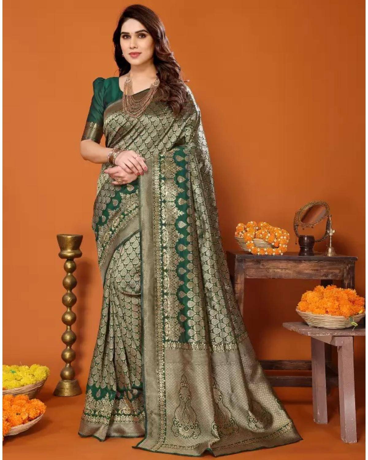     			YUGAVEERAA Silk Woven Regular Saree With Unstitched Blouse Piece ( Green )