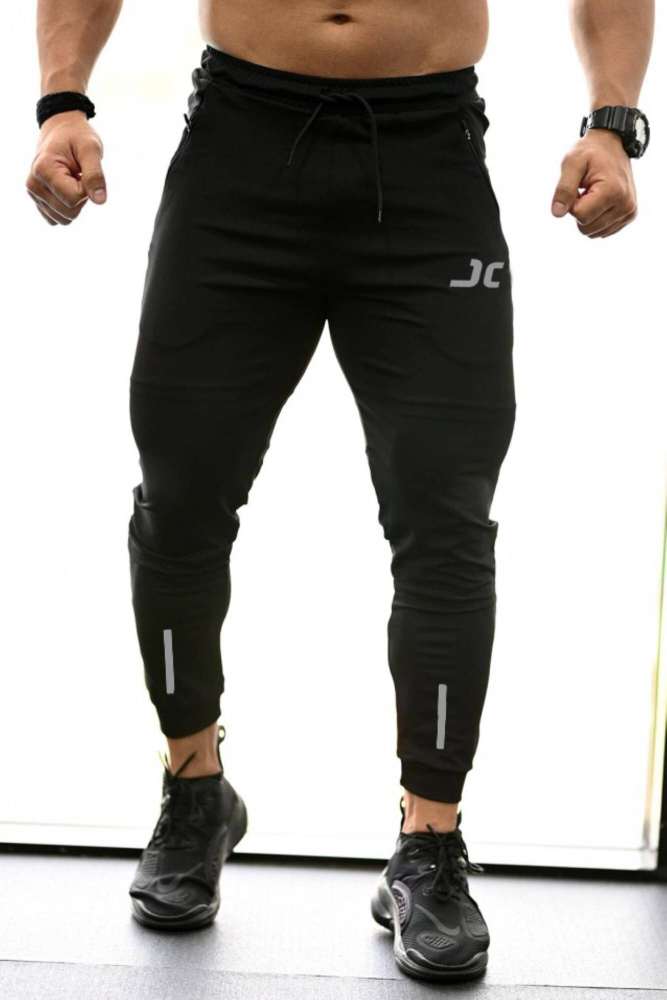 JUMP CUTS Black Polyester Men's Trackpants ( Pack of 1 ) JUMP CUTS Black Polyester Men's Trackpants ( Pack of 1 )