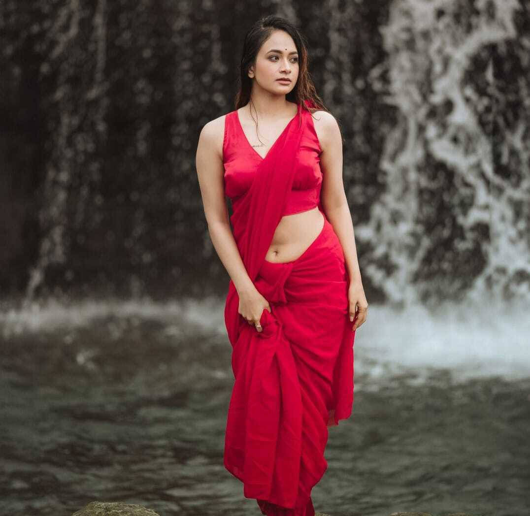 ANAND SAREES Chiffon Solid Regular Saree With Unstitched Blouse Piece ( Red ) ANAND SAREES Chiffon Solid Regular Saree With Unstitched Blouse Piece ( Red )