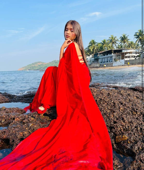 ANAND SAREES Georgette Solid Regular Saree With Unstitched Blouse Piece ( Red ) ANAND SAREES Georgette Solid Regular Saree With Unstitched Blouse Piece ( Red )