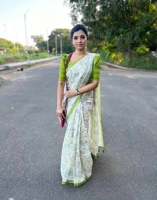 Grubstaker Linen Printed Regular Saree With Unstitched Blouse Piece ( White ) Grubstaker Linen Printed Regular Saree With Unstitched Blouse Piece ( White )