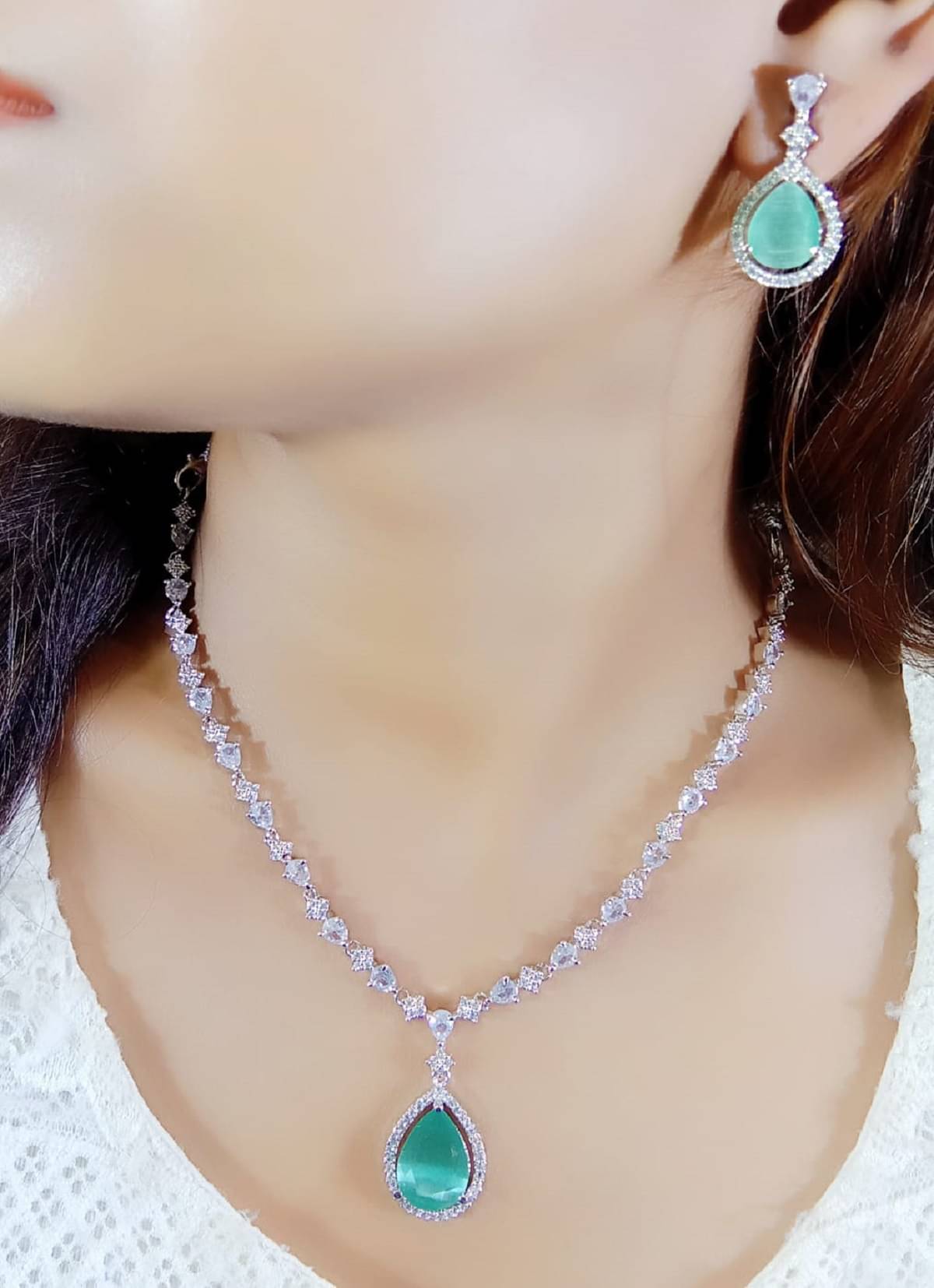     			Ladymania Mint Green Alloy Necklace Set ( Pack of 1 )