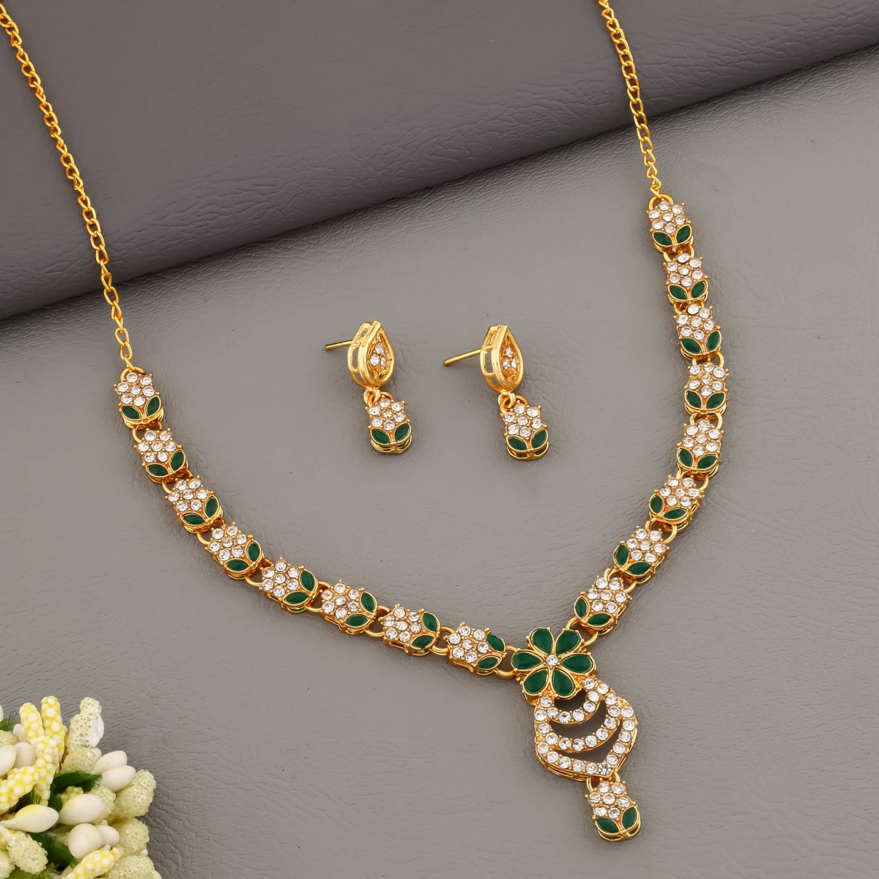     			OCHORI Green Brass Necklace Set ( Pack of 1 )