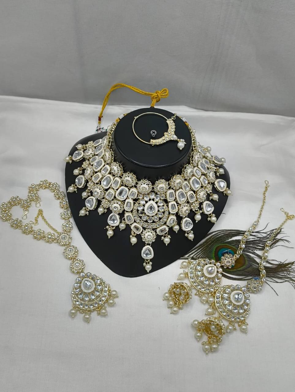     			Padmawati White Alloy Necklace Set ( Pack of 1 )
