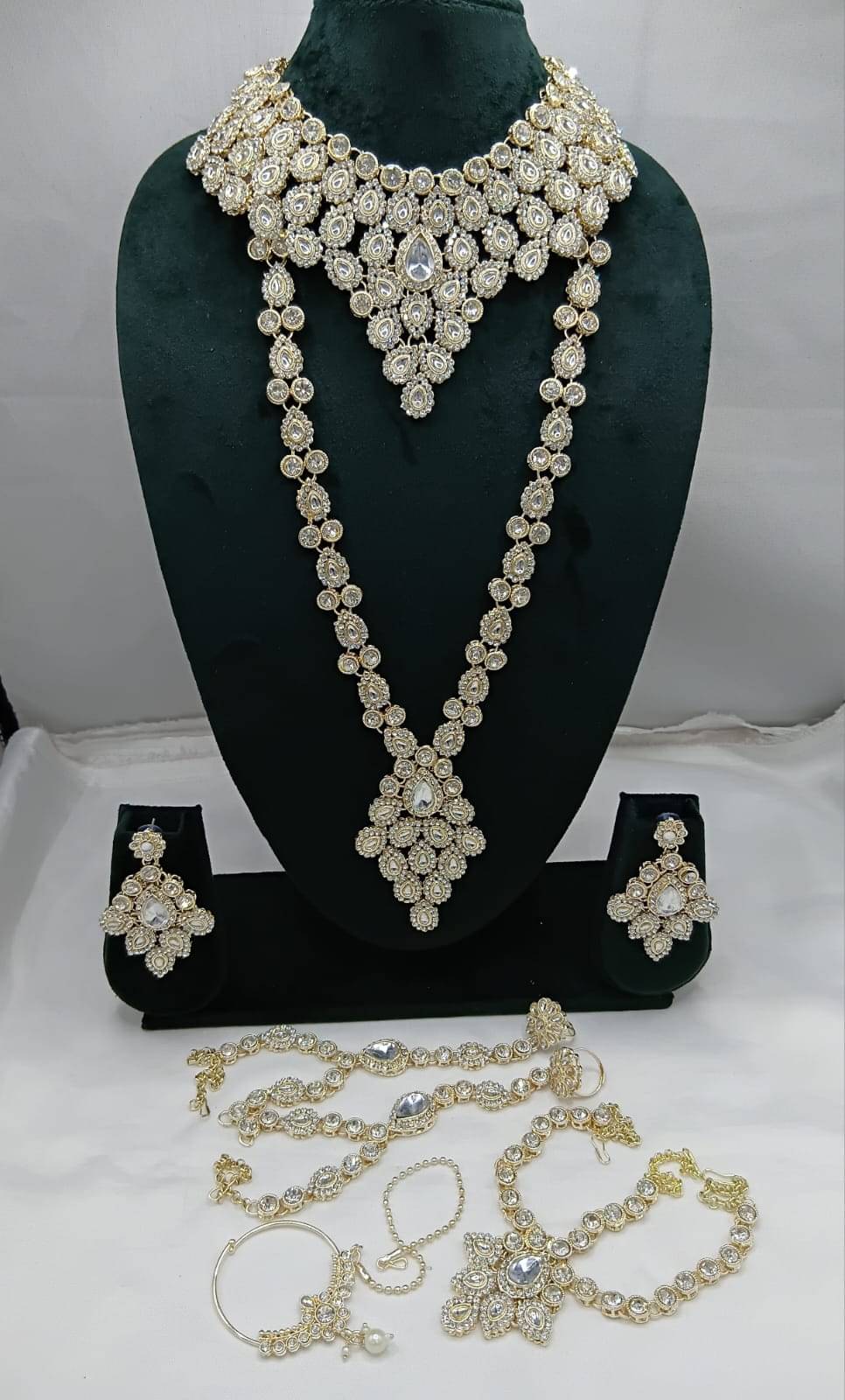     			Padmawati White Alloy Necklace Set ( Pack of 1 )