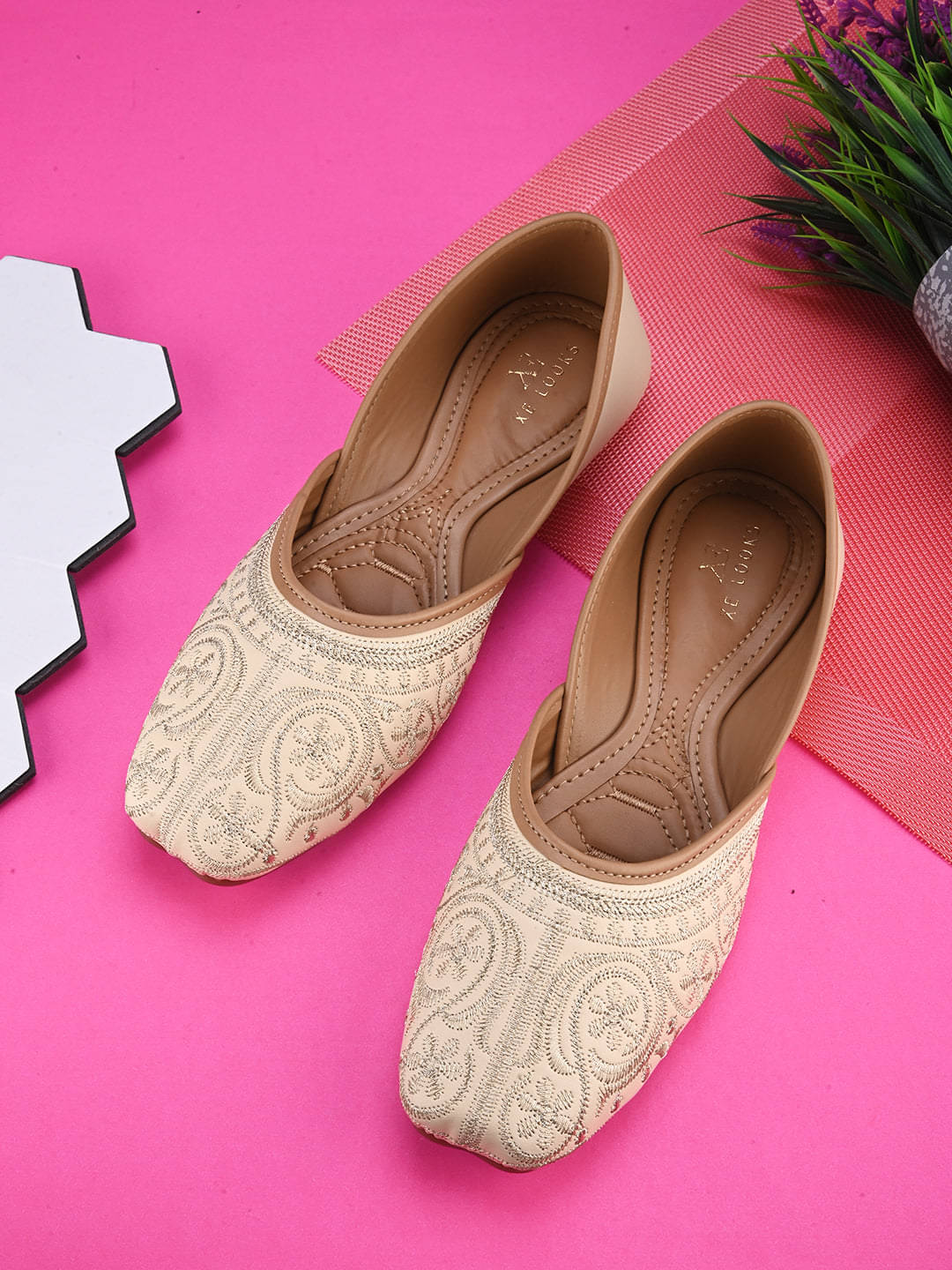 XE Looks Cream Women's Juttis XE Looks Cream Women's Juttis