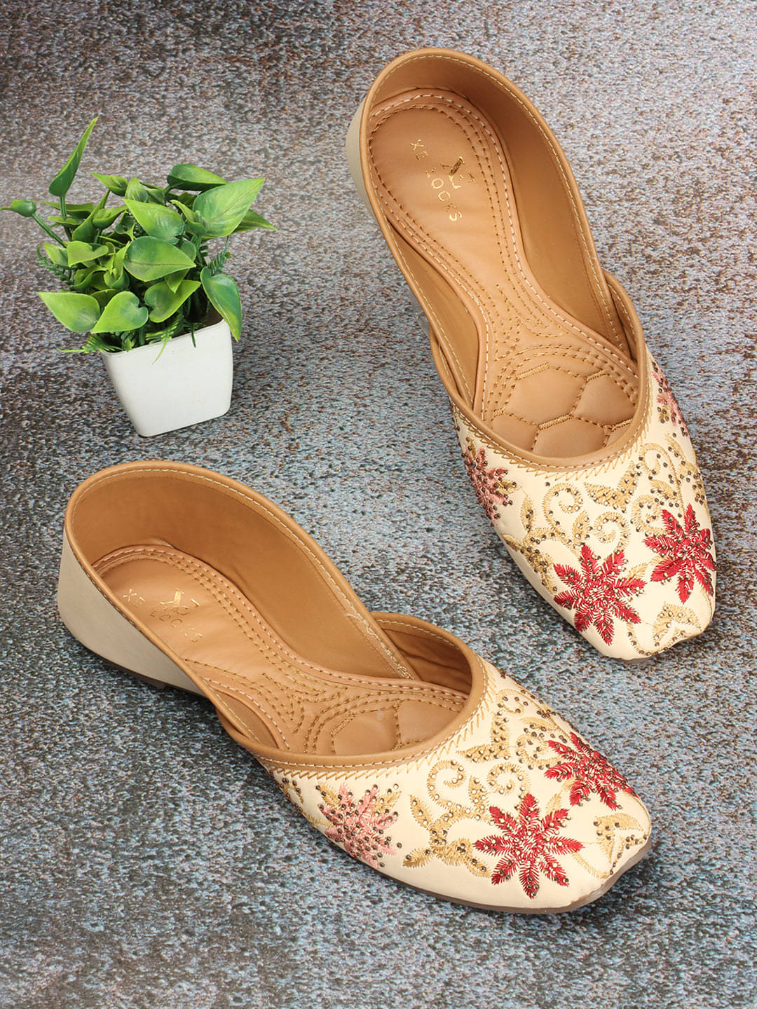     			XE Looks Cream Women's Juttis