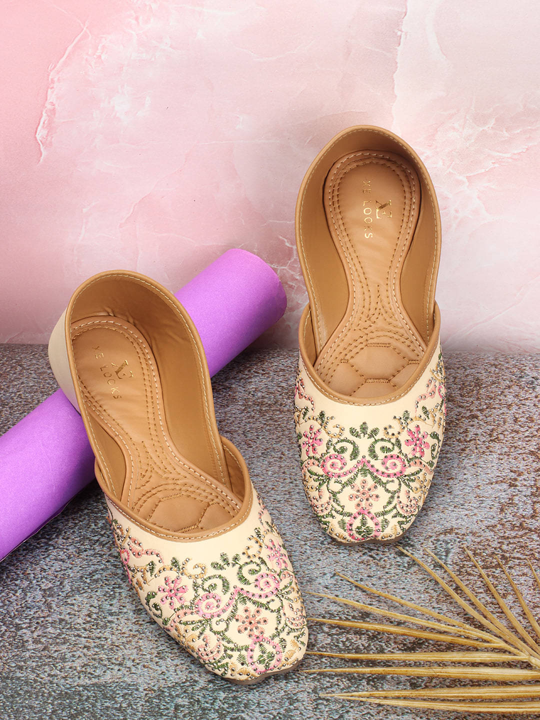     			XE Looks Cream Women's Juttis