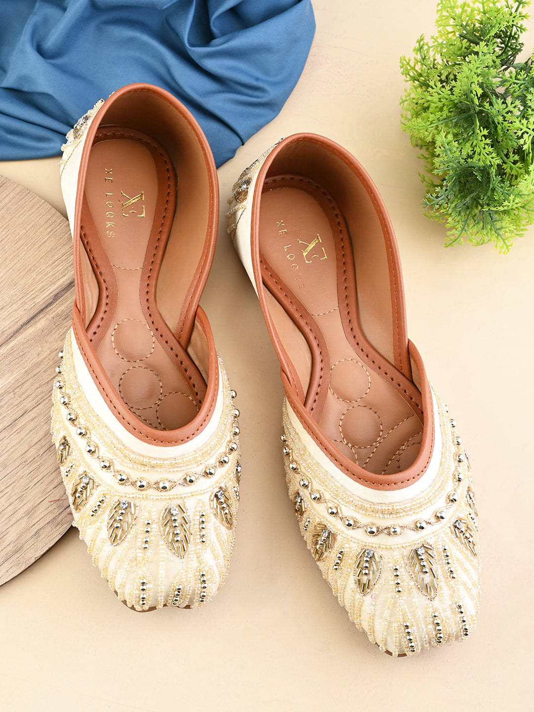     			XE Looks Gold Women's Juttis