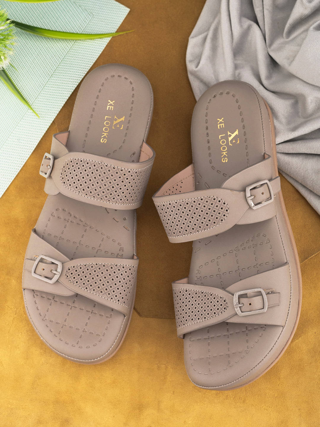     			XE Looks Gray Women's Flats