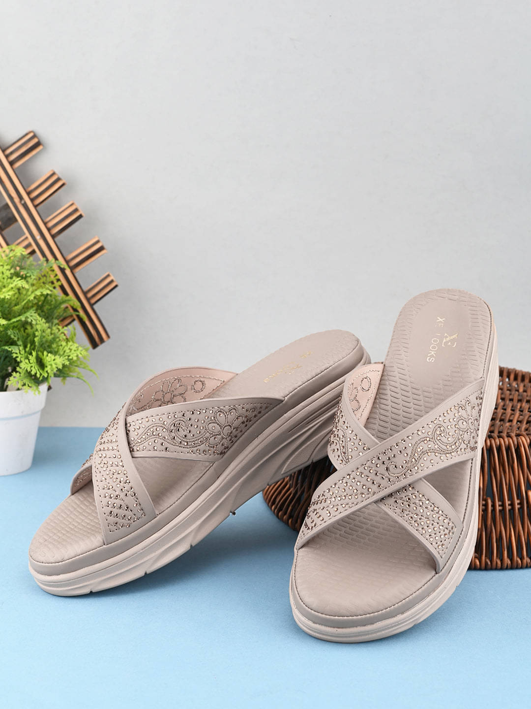 XE Looks Gray Women's Flats XE Looks Gray Women's Flats