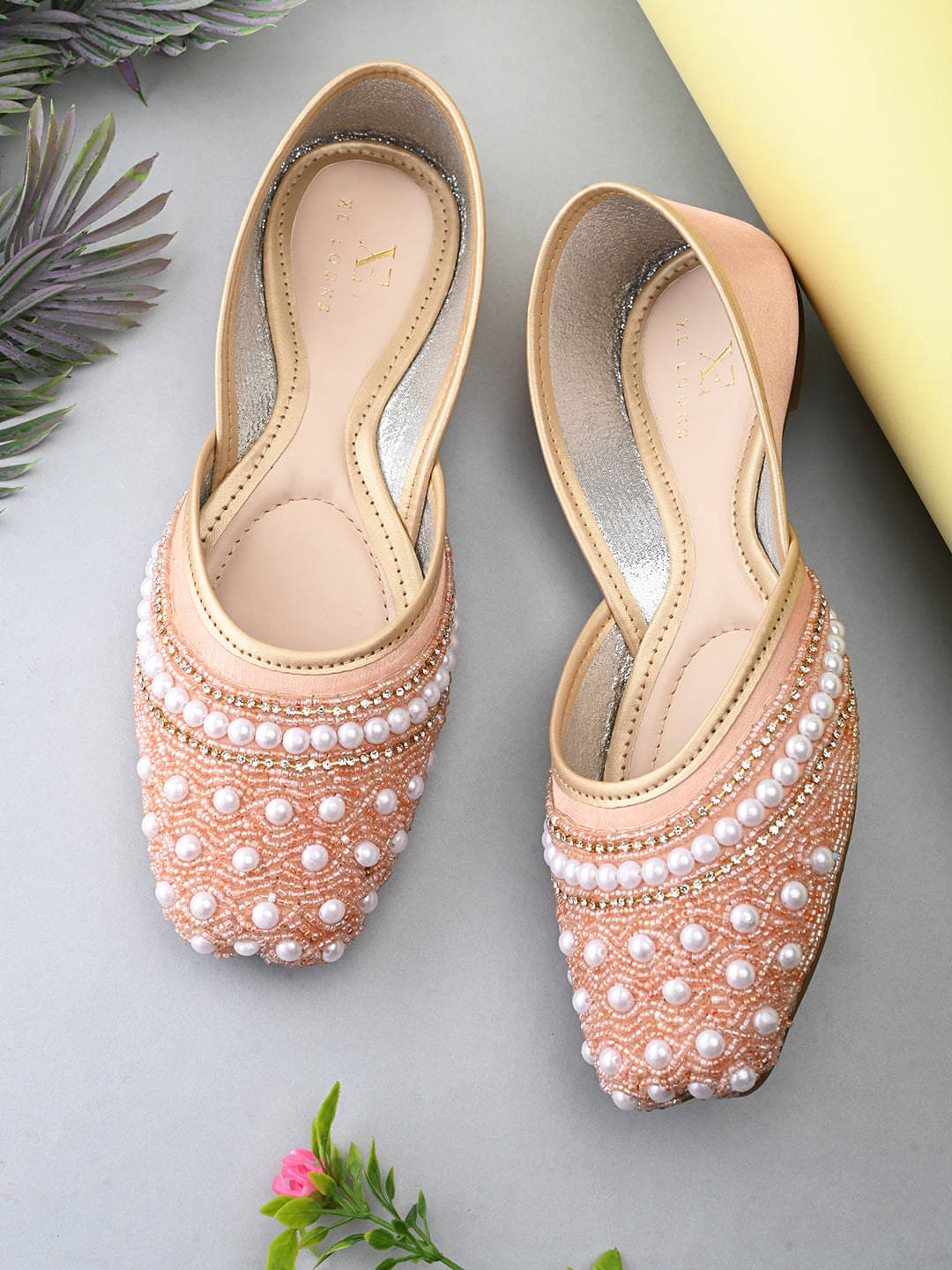     			XE Looks Peach Women's Juttis