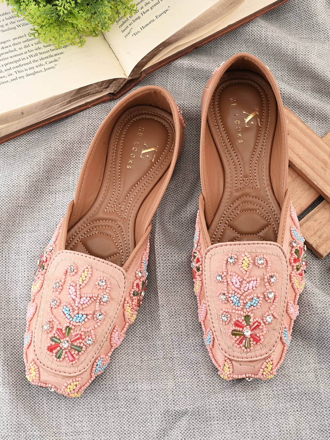 XE Looks Peach Women's Juttis XE Looks Peach Women's Juttis