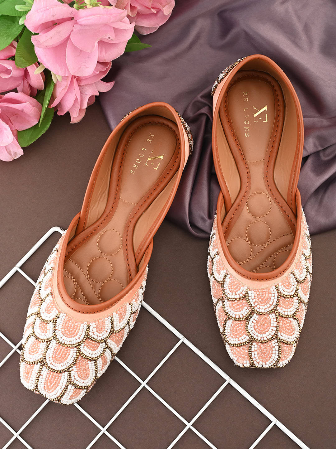     			XE Looks Peach Women's Juttis