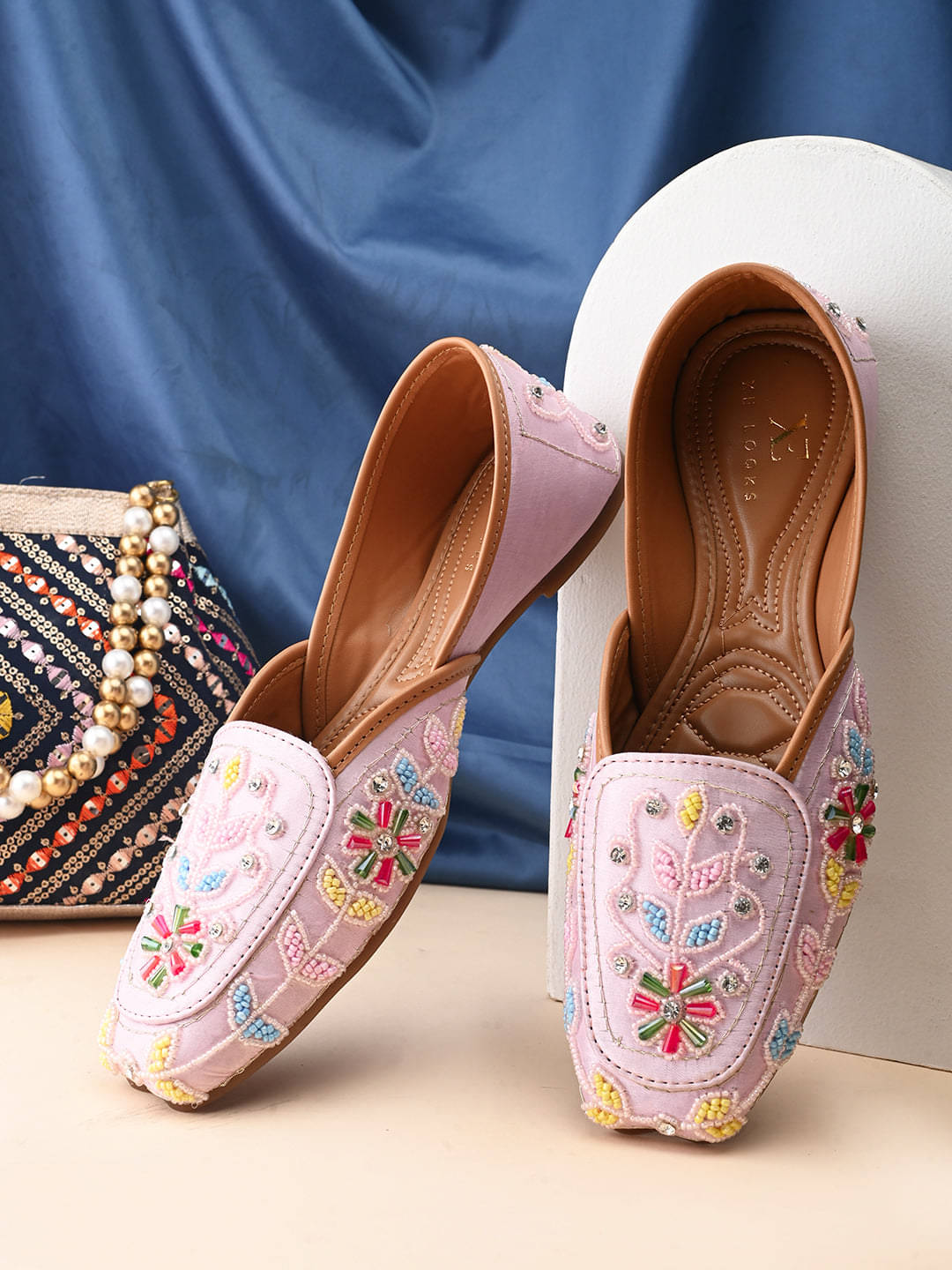XE Looks Pink Women's Juttis     			XE Looks Pink Women's Juttis