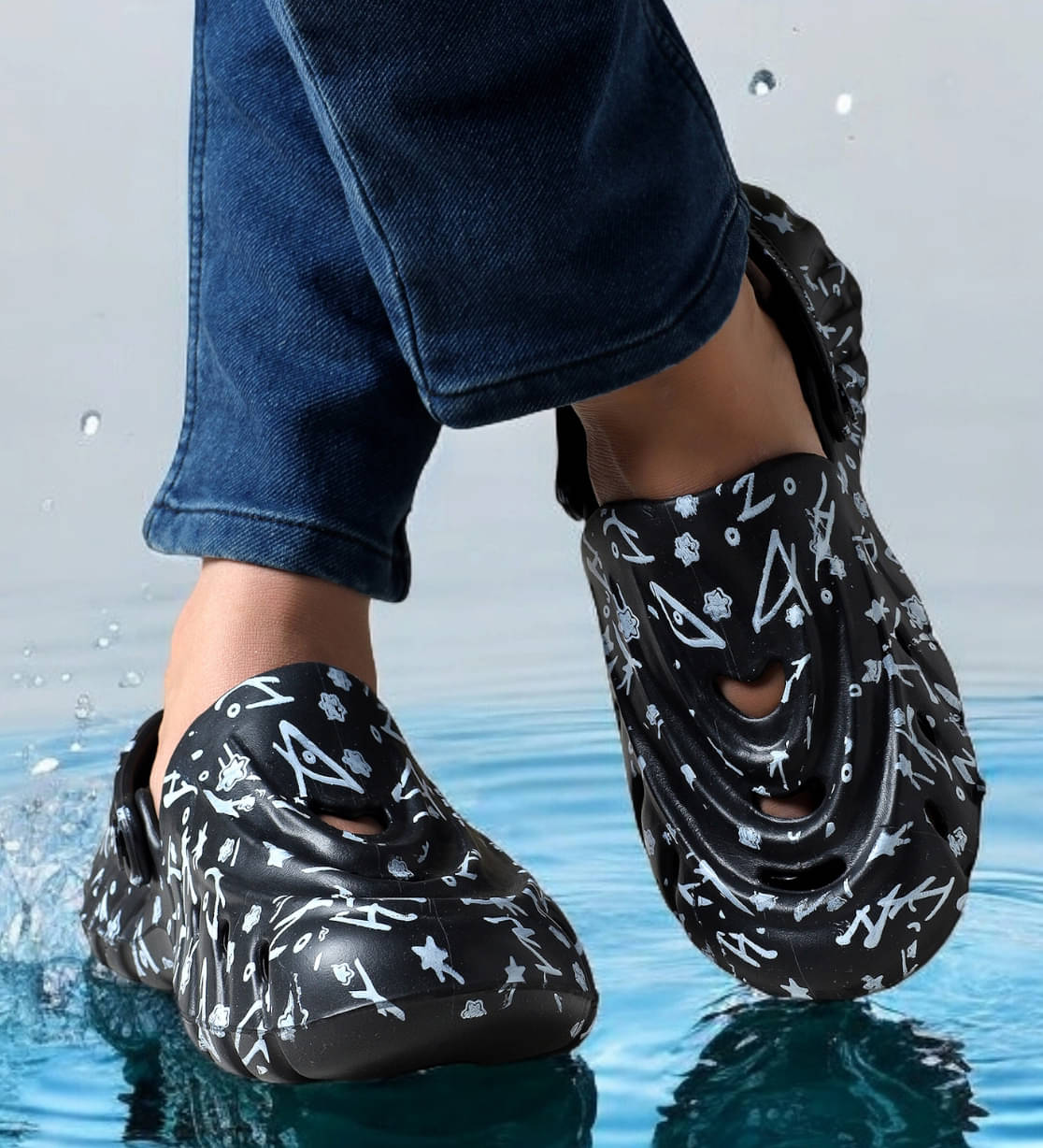     			KAPANI - Black Men's Clogs