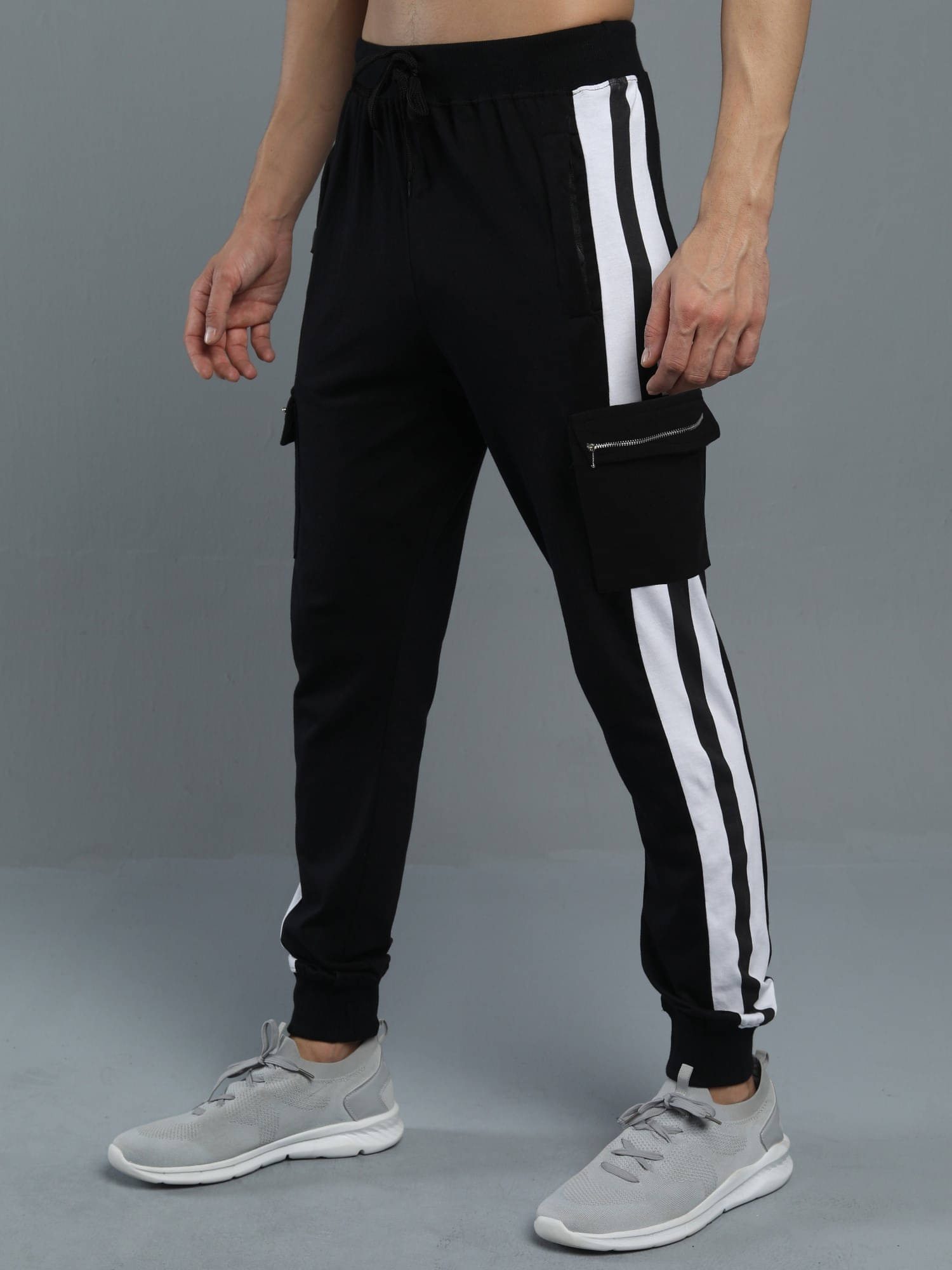     			Maniac Regular Pleated Men's Joggers - Black ( Pack of 1 )