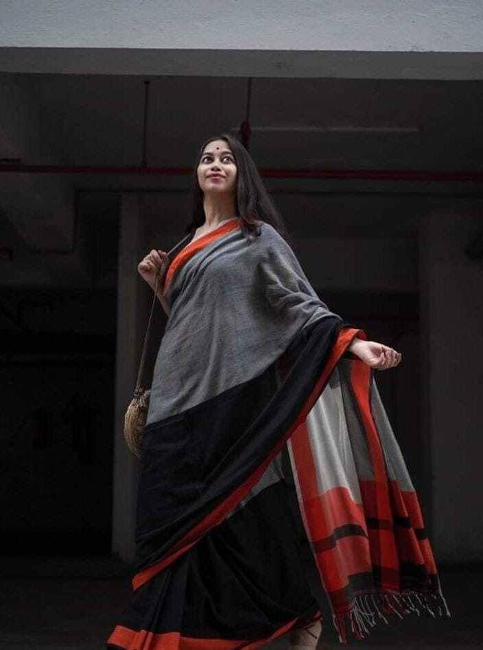 BRYNBRIT Cotton Blend Embellished Regular Saree With Unstitched Blouse Piece ( Charcoal ) BRYNBRIT Cotton Blend Embellished Regular Saree With Unstitched Blouse Piece ( Charcoal )