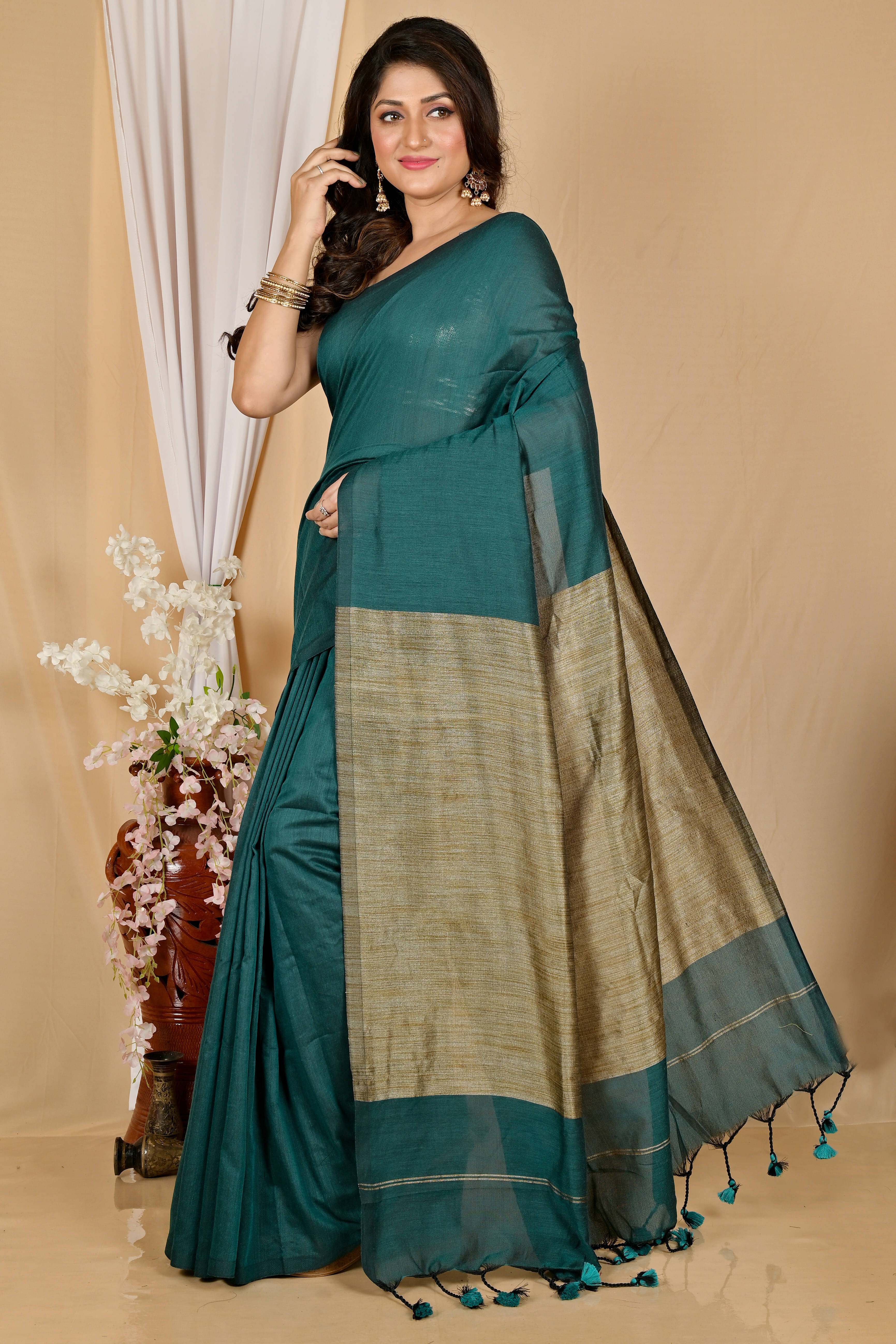 BRYNBRIT Cotton Striped Regular Saree With Unstitched Blouse Piece ( Green ) BRYNBRIT Cotton Striped Regular Saree With Unstitched Blouse Piece ( Green )