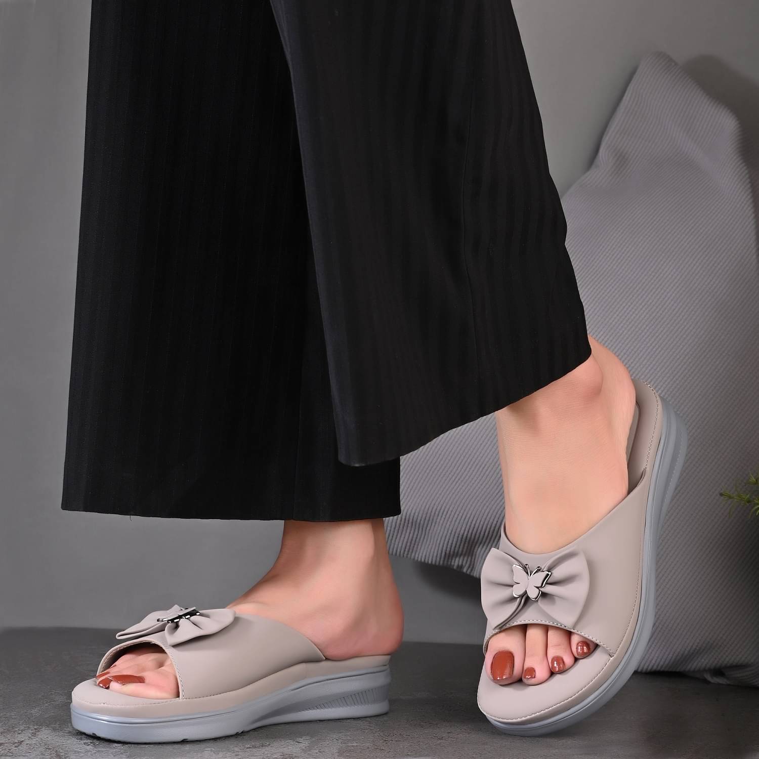     			EL ADOR Gray Women's Flats