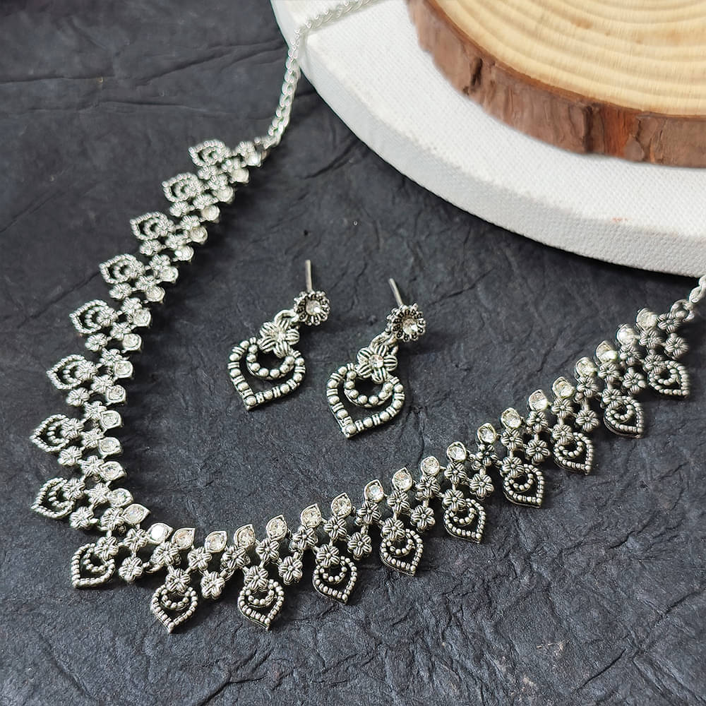     			JewelMaze Silver Alloy Necklace Set ( Pack of 1 )