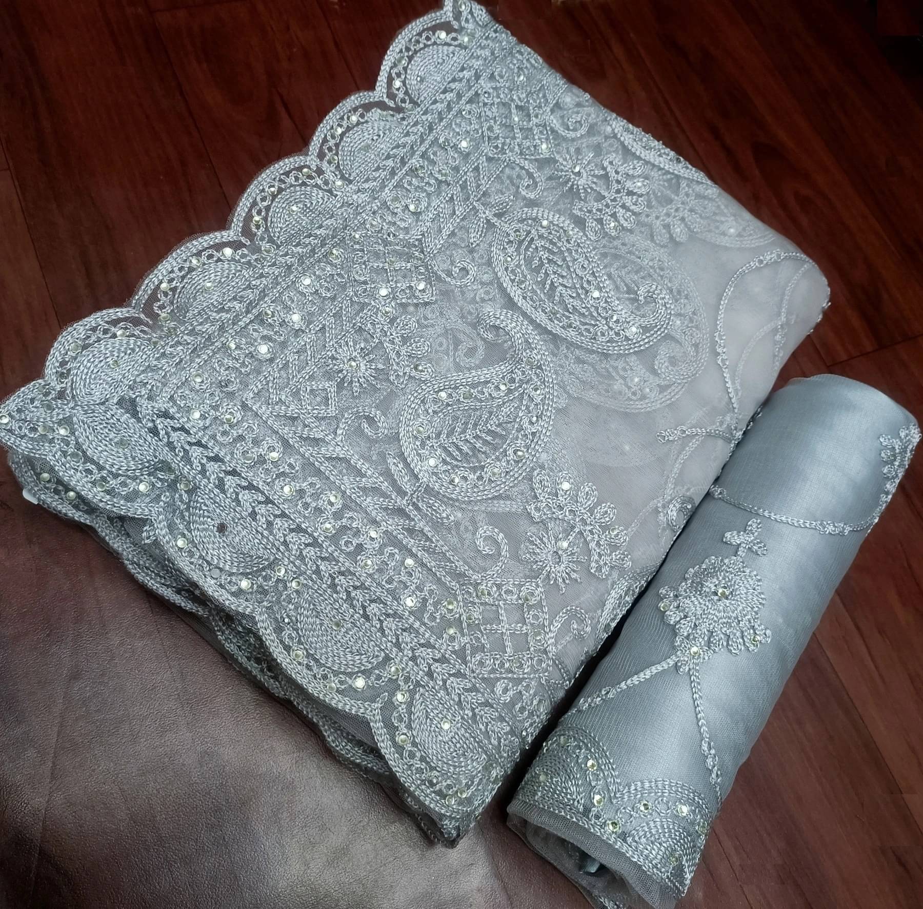     			Noise Net Embellished Regular Saree With Unstitched Blouse Piece ( Grey )